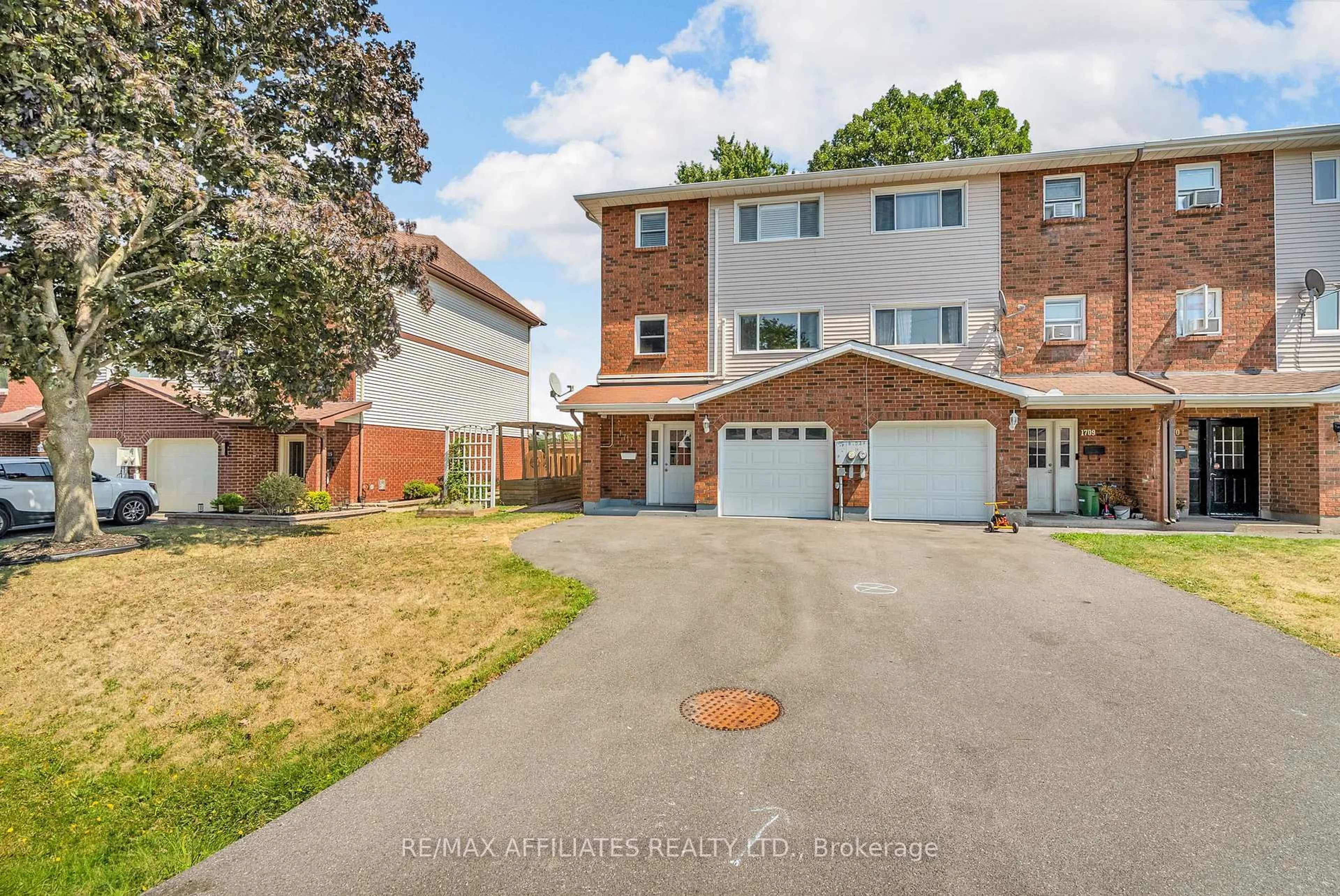 A pic from outside/outdoor area/front of a property/back of a property/a pic from drone, street for 1711 Donald Ave, Cornwall Ontario K6J 5R7