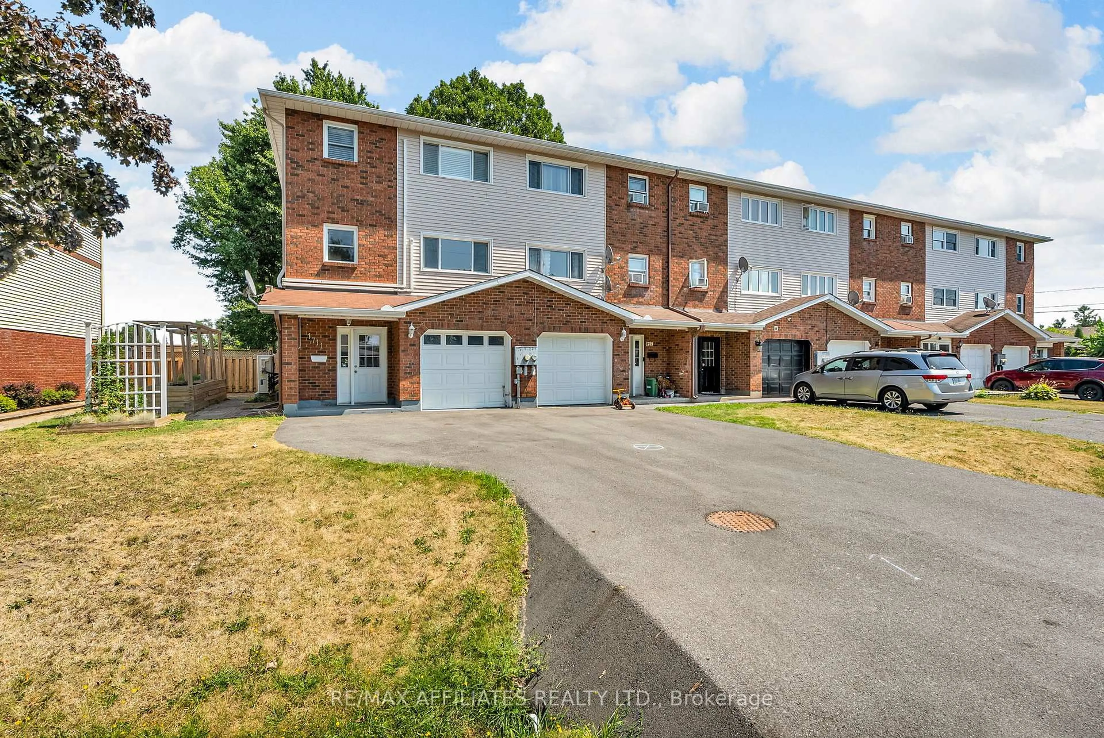A pic from outside/outdoor area/front of a property/back of a property/a pic from drone, street for 1711 Donald Ave, Cornwall Ontario K6J 5R7