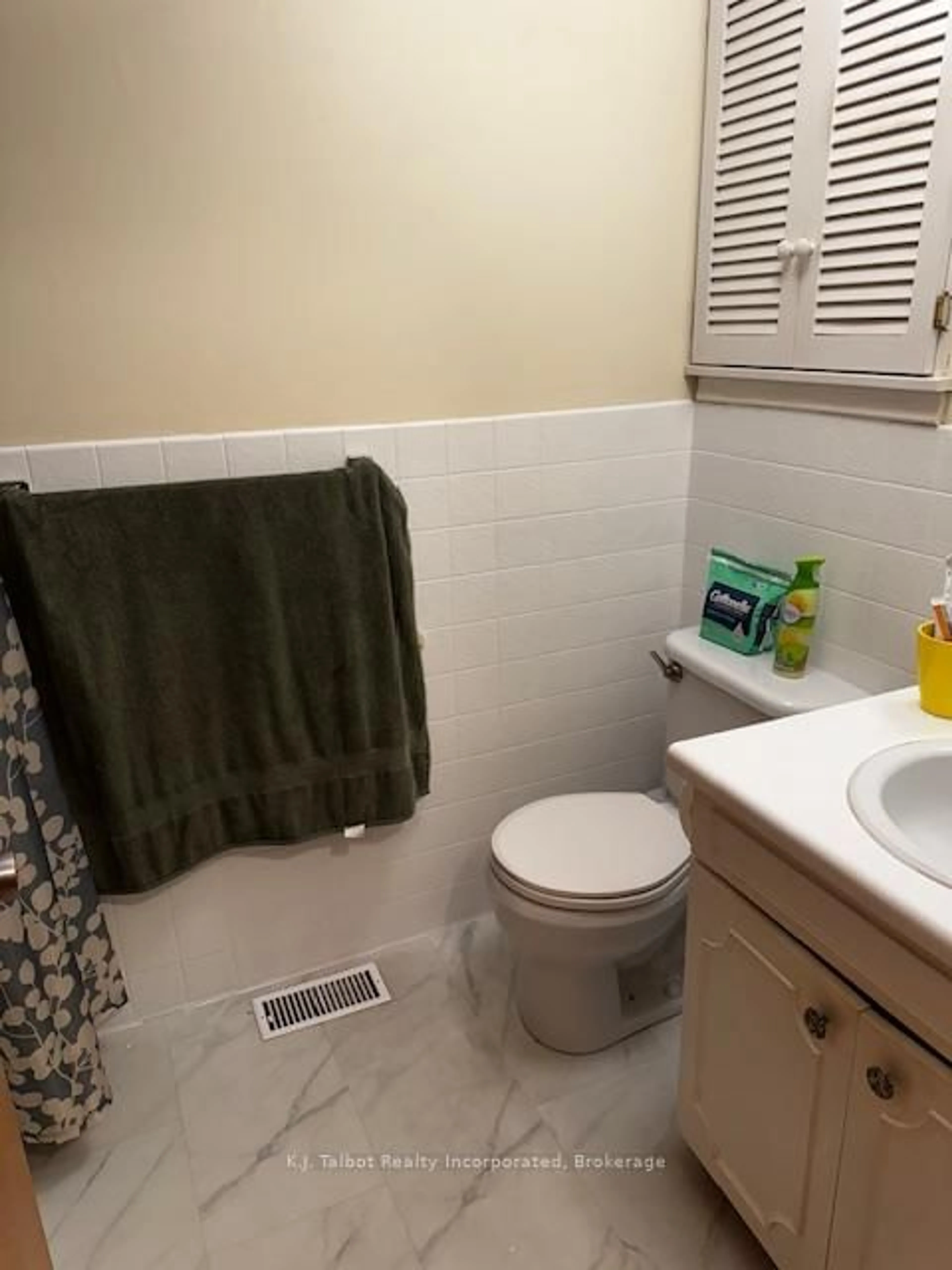 Standard bathroom, floor is not visible for 50 Mary St, Central Huron Ontario N0M 1L0