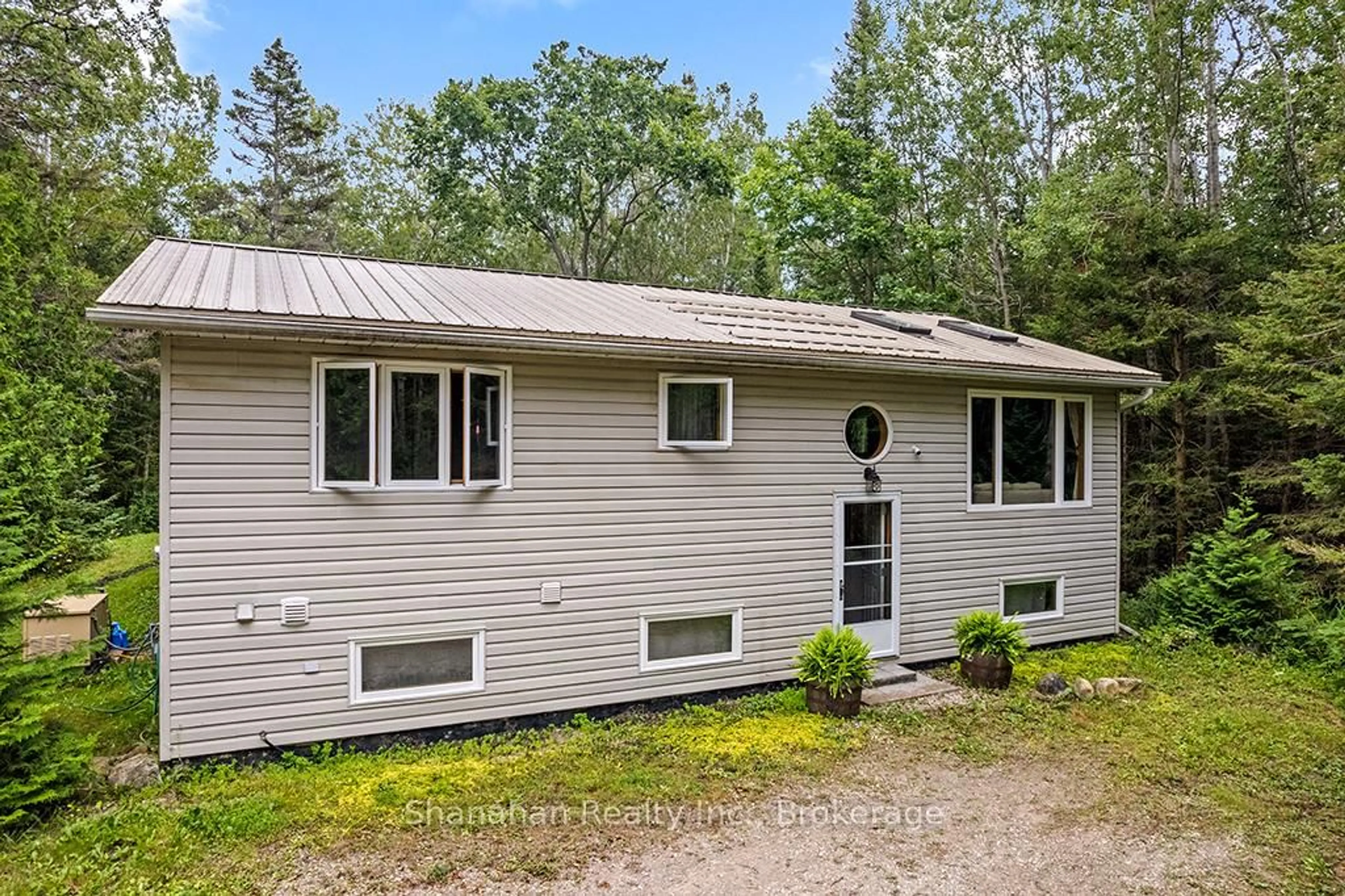Home with vinyl exterior material, unknown for 175 Warner Bay Rd, Northern Bruce Peninsula Ontario N0H 2R0
