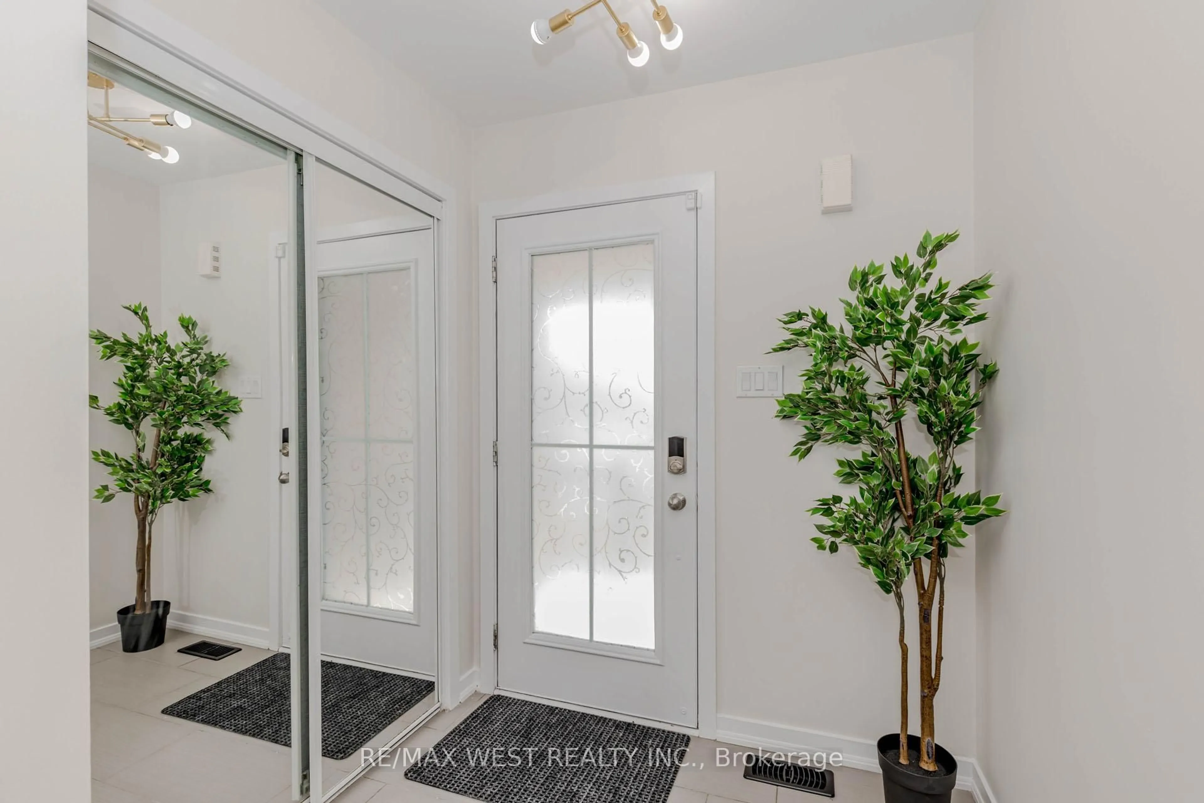 Indoor entryway for 74 Pagebrook Cres, Hamilton Ontario L8J 0K7