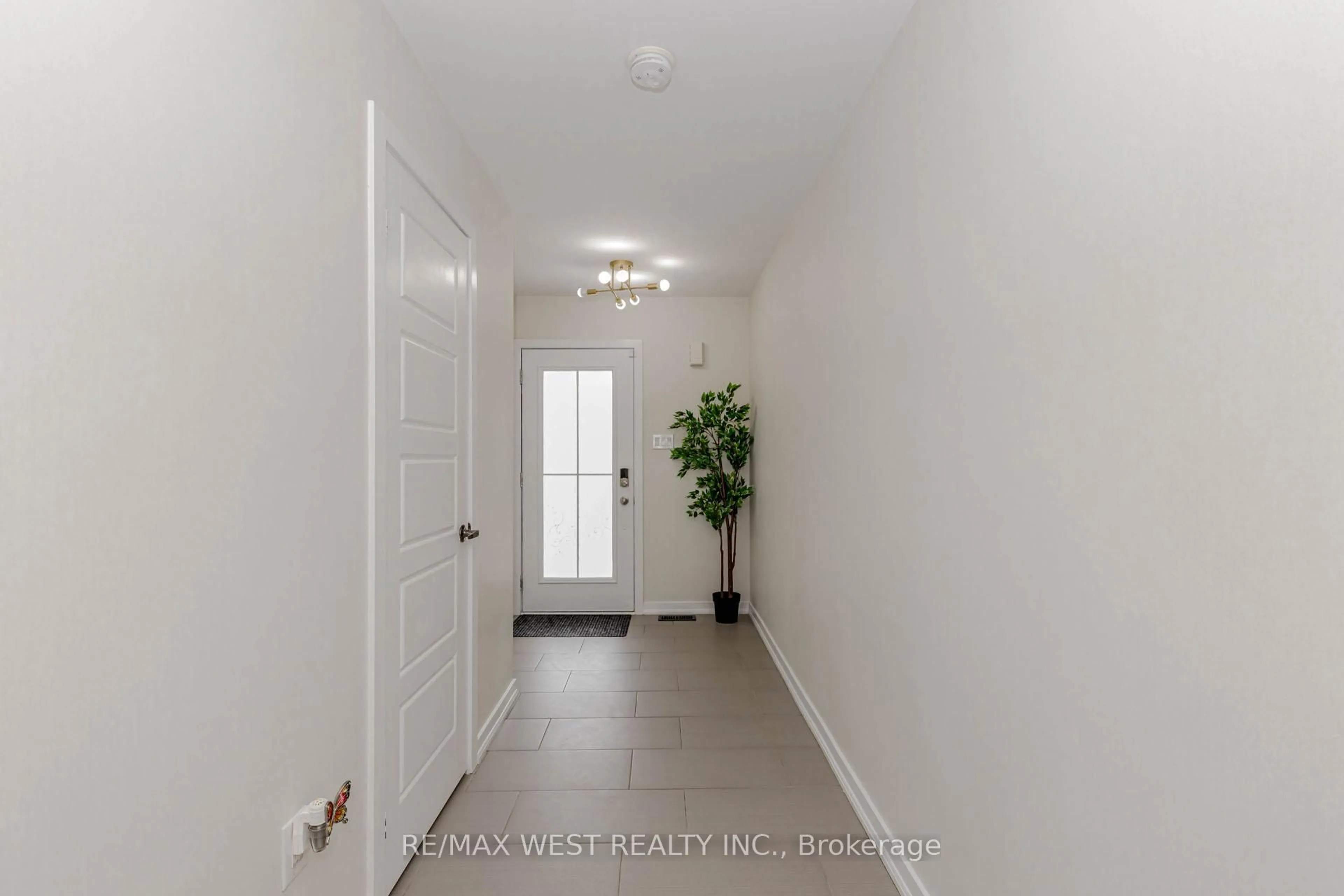 Indoor entryway for 74 Pagebrook Cres, Hamilton Ontario L8J 0K7