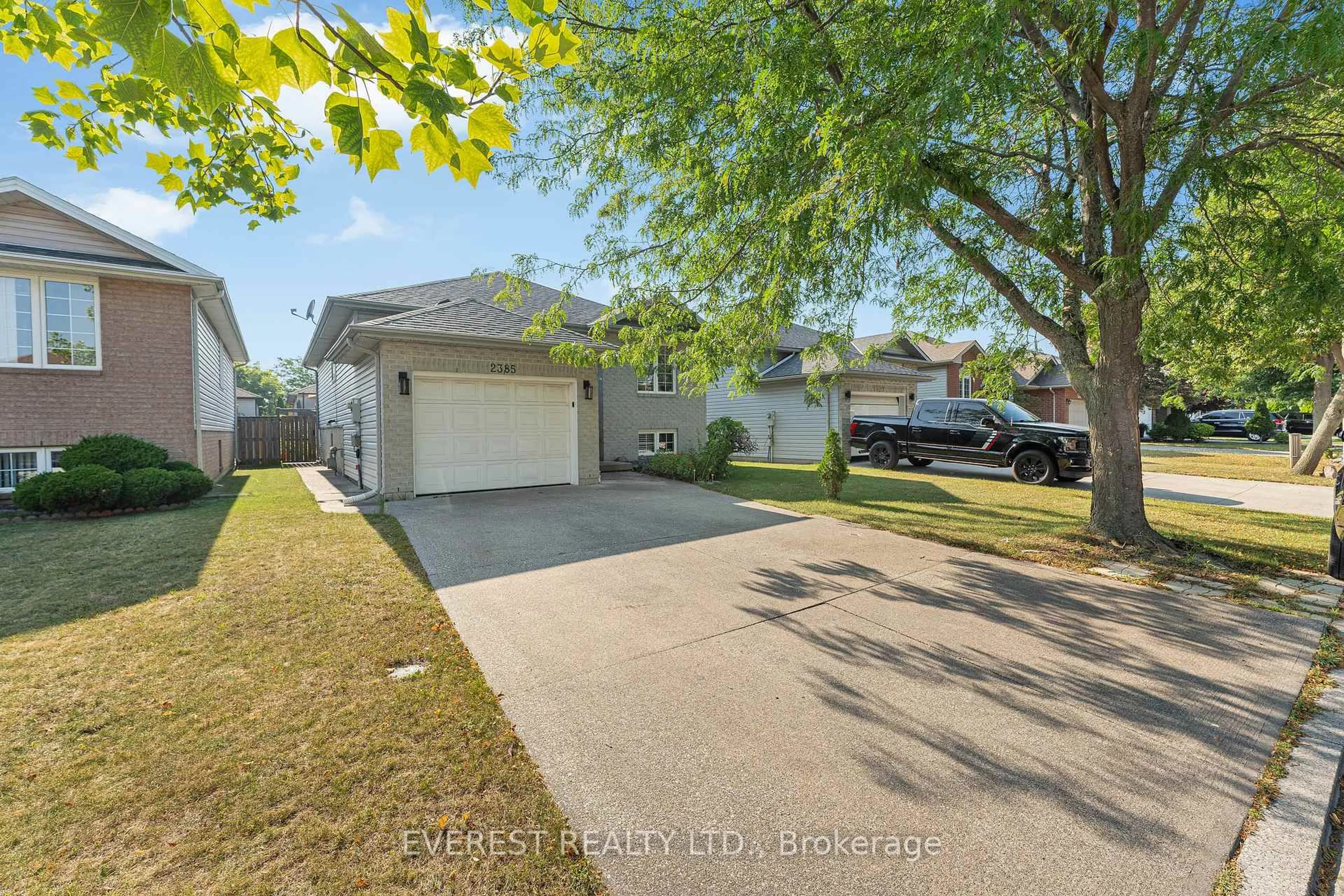 A pic from outside/outdoor area/front of a property/back of a property/a pic from drone, street for 2385 Chateau Ave, Windsor Ontario N8P 1N2