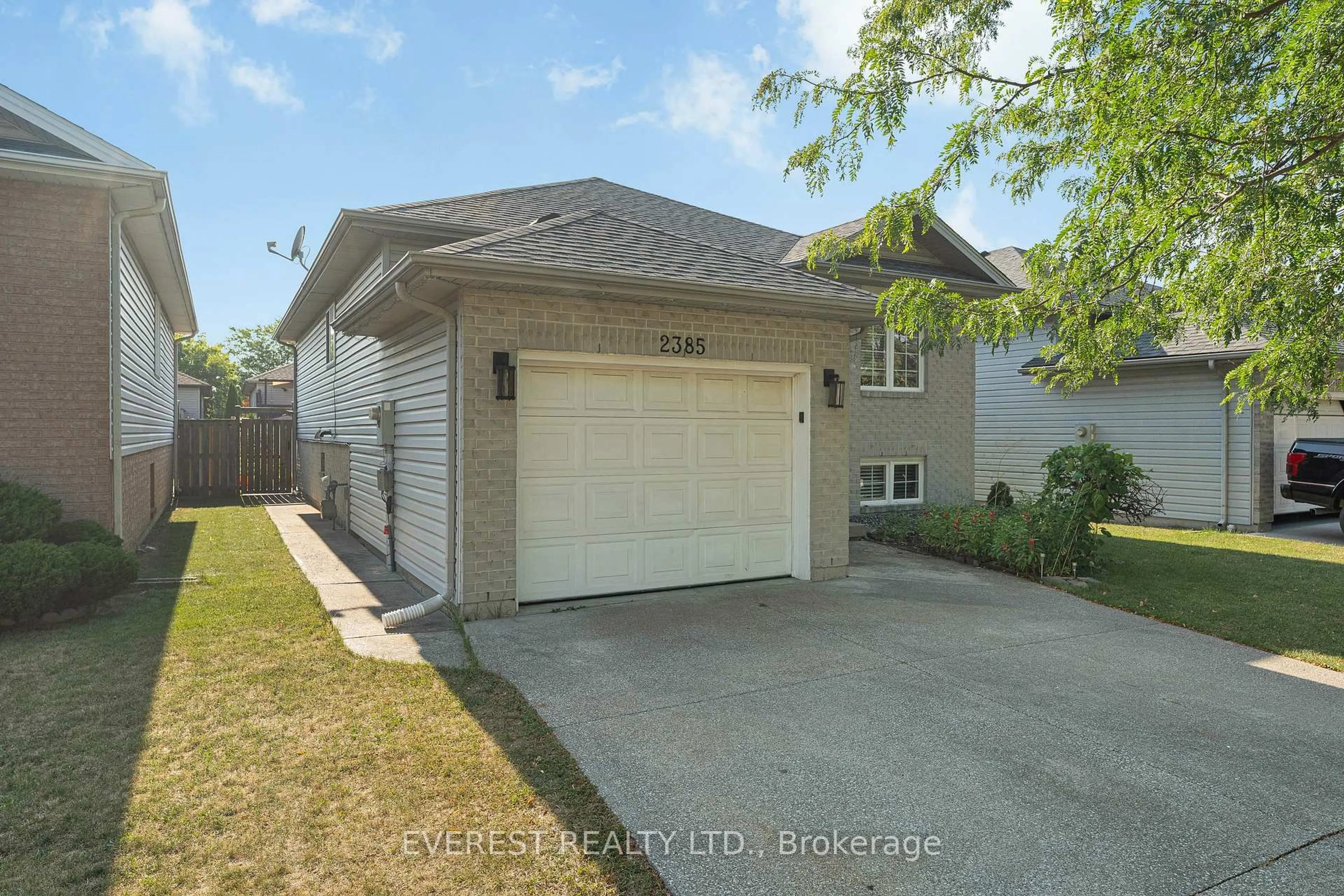 Indoor garage for 2385 Chateau Ave, Windsor Ontario N8P 1N2