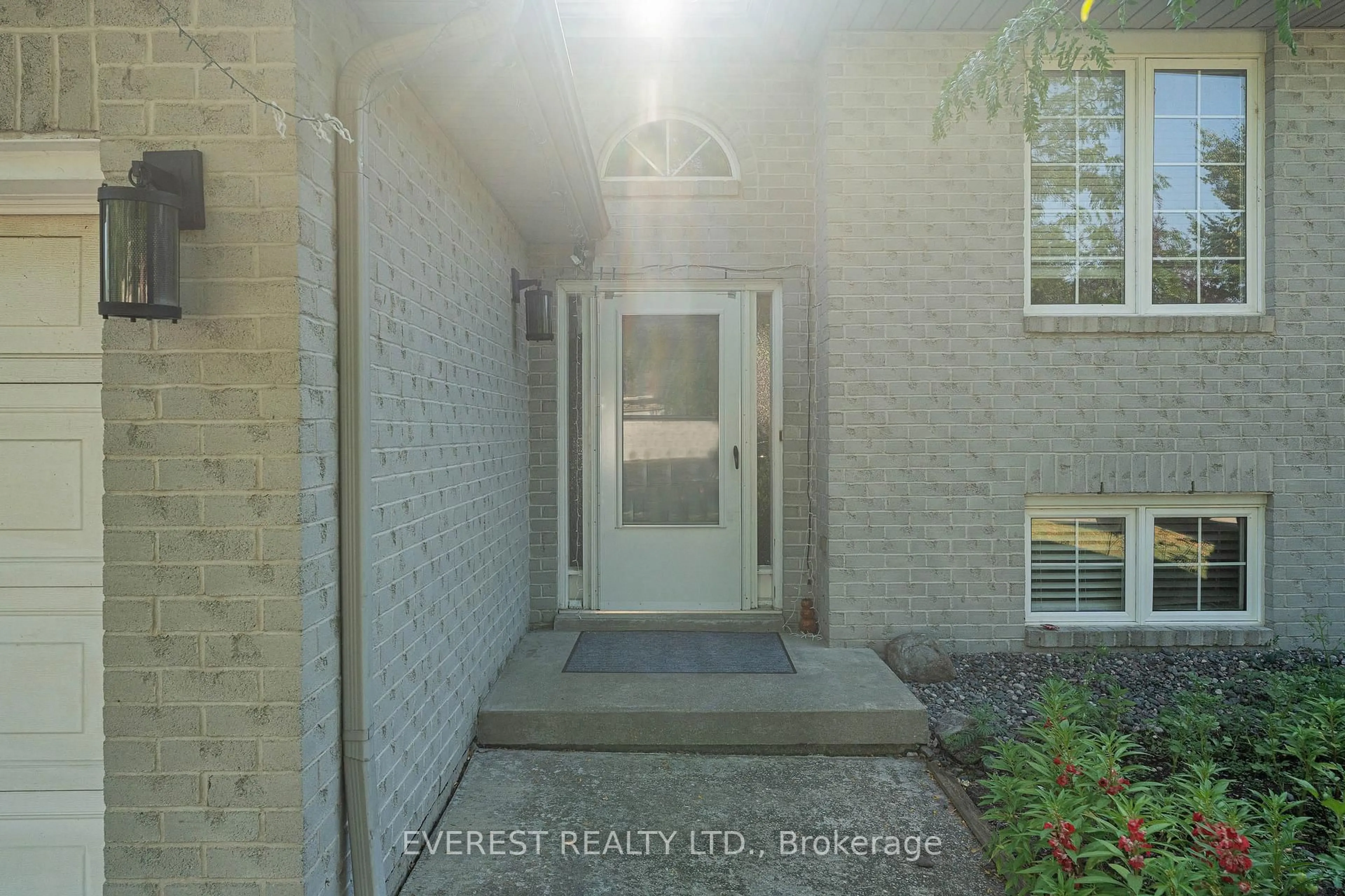 Indoor entryway for 2385 Chateau Ave, Windsor Ontario N8P 1N2