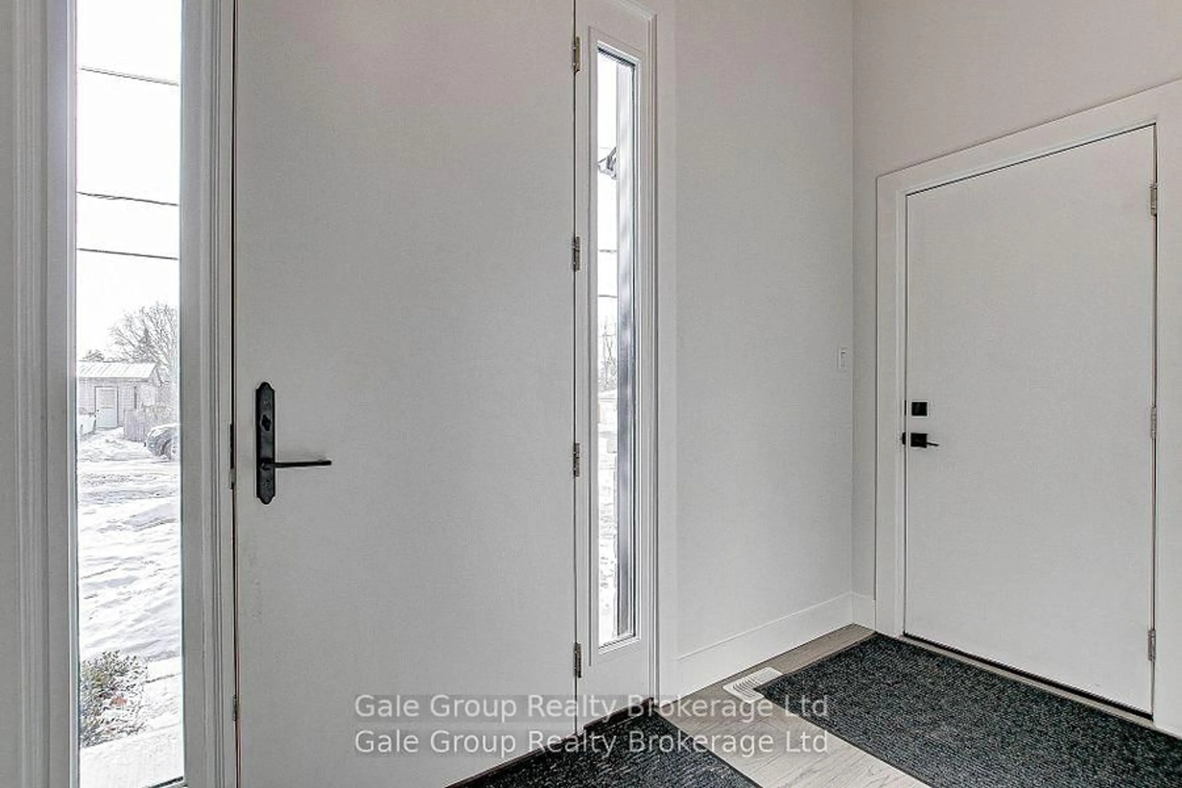 Indoor entryway for 95 Henry St, Strathroy-Caradoc Ontario N7G 1E3