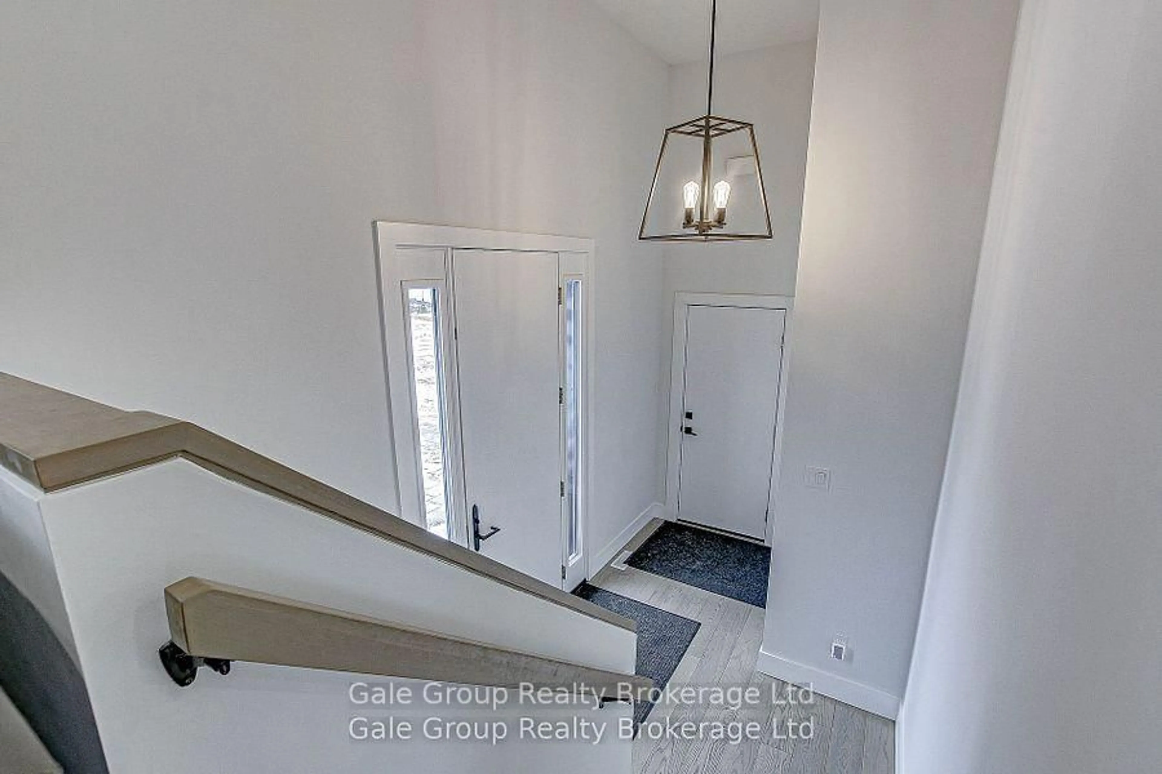 Indoor entryway for 95 Henry St, Strathroy-Caradoc Ontario N7G 1E3