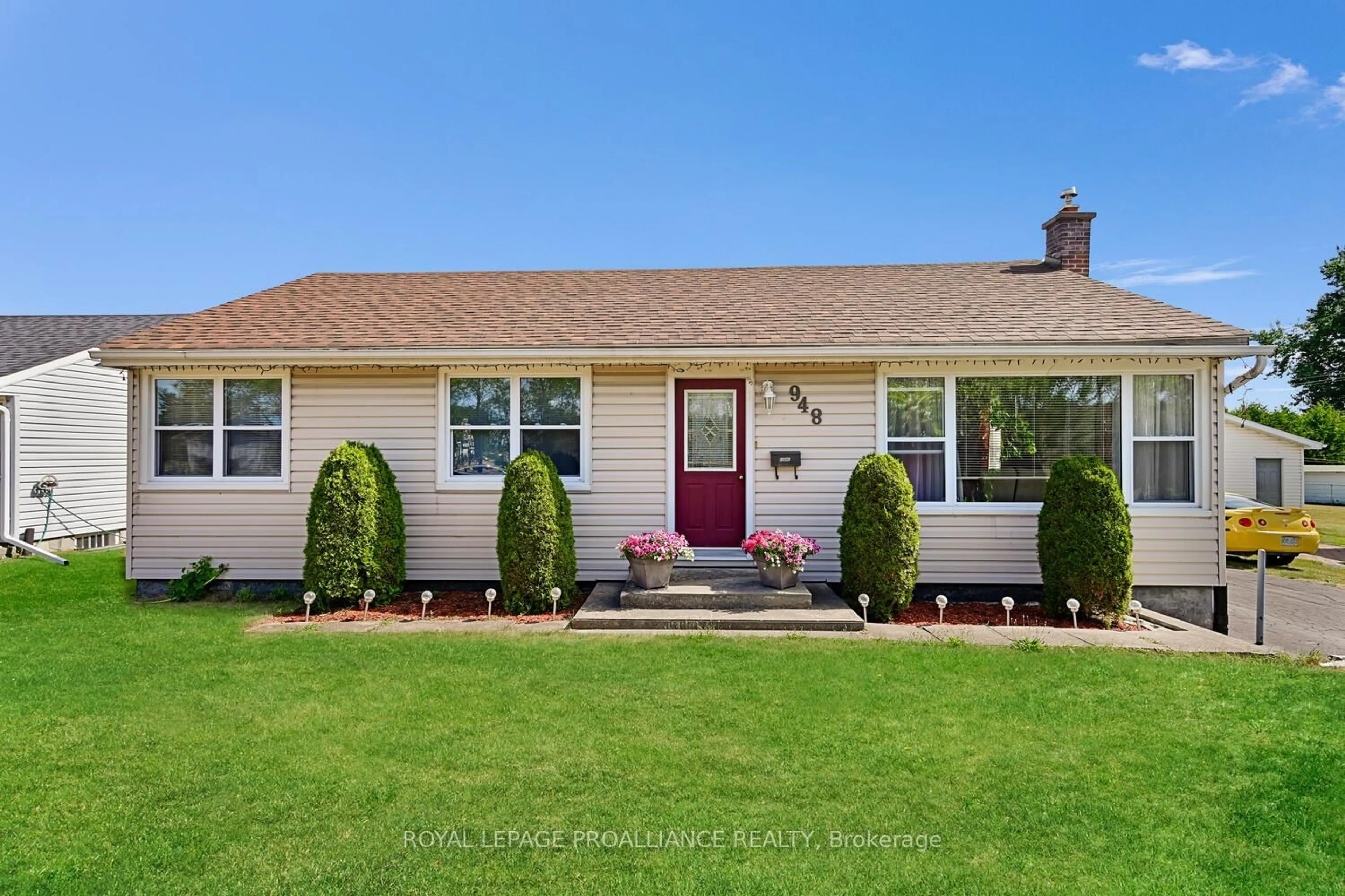 Home with vinyl exterior material, street for 948 Montgomery Rd, Prescott Ontario K0E 1T0