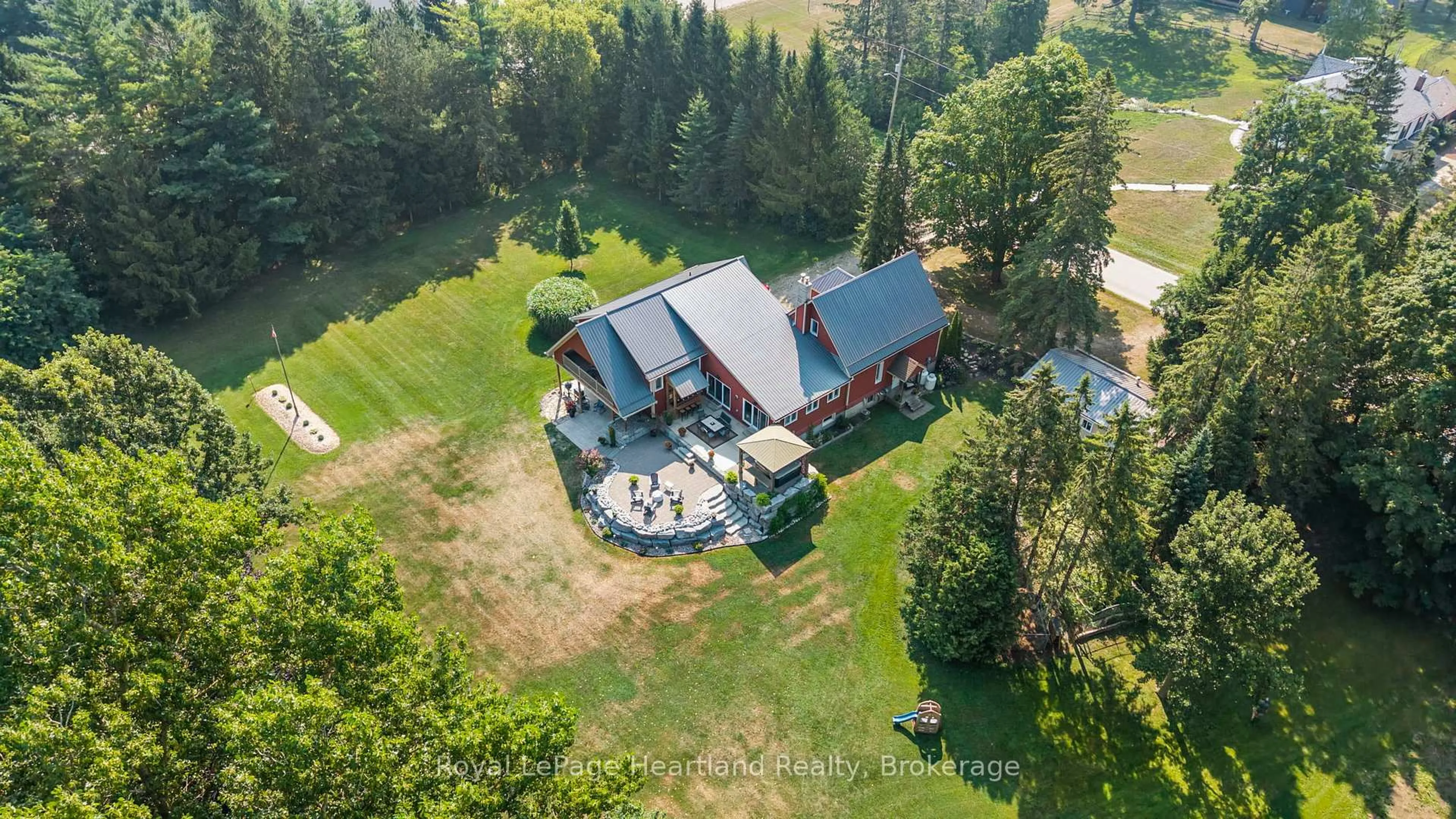 A pic from outside/outdoor area/front of a property/back of a property/a pic from drone, unknown for 1043 Queen St, Howick Ontario N0G 2X0