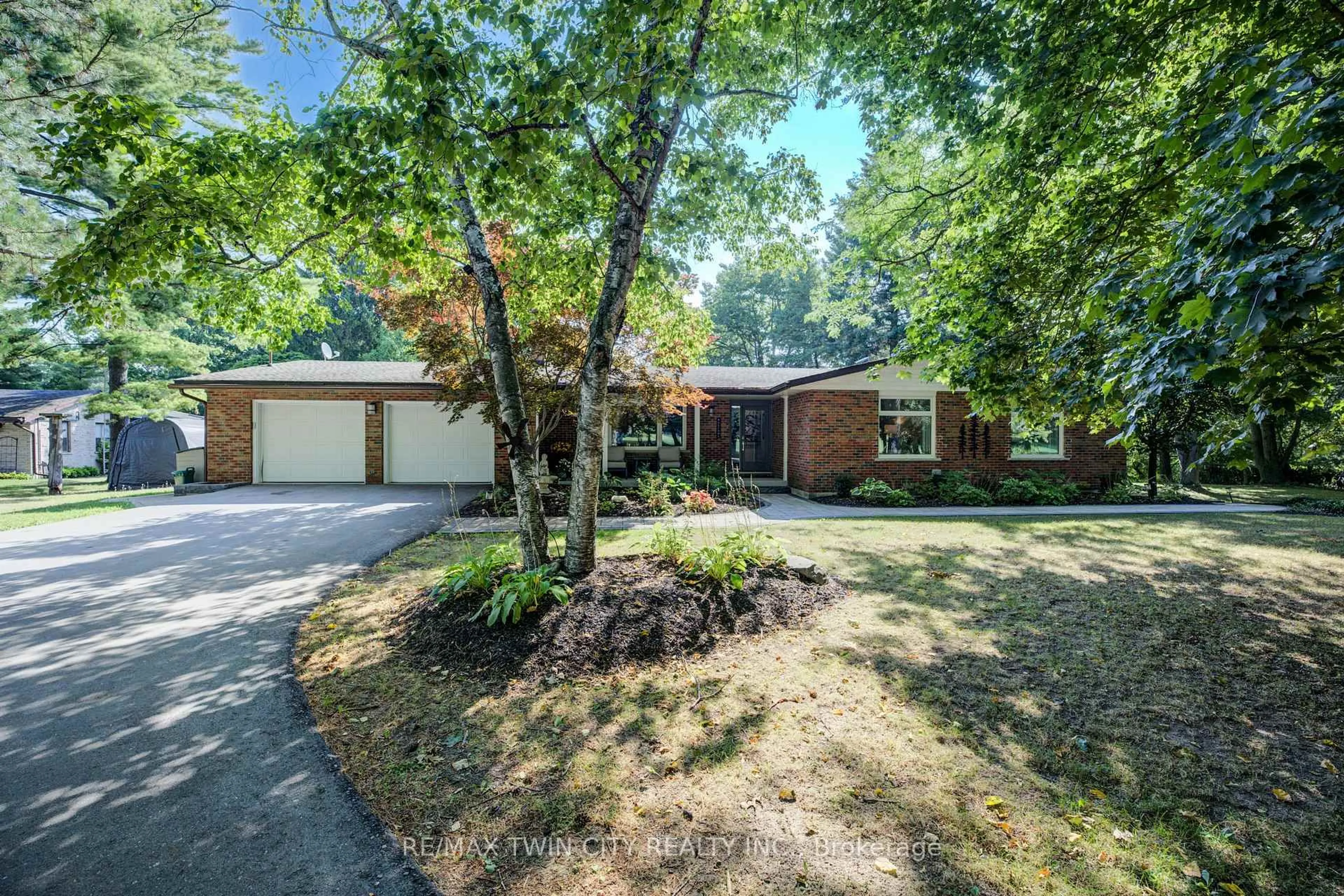 Home with brick exterior material, street for 2080 Beaverdale Rd, Cambridge Ontario N3H 4R7