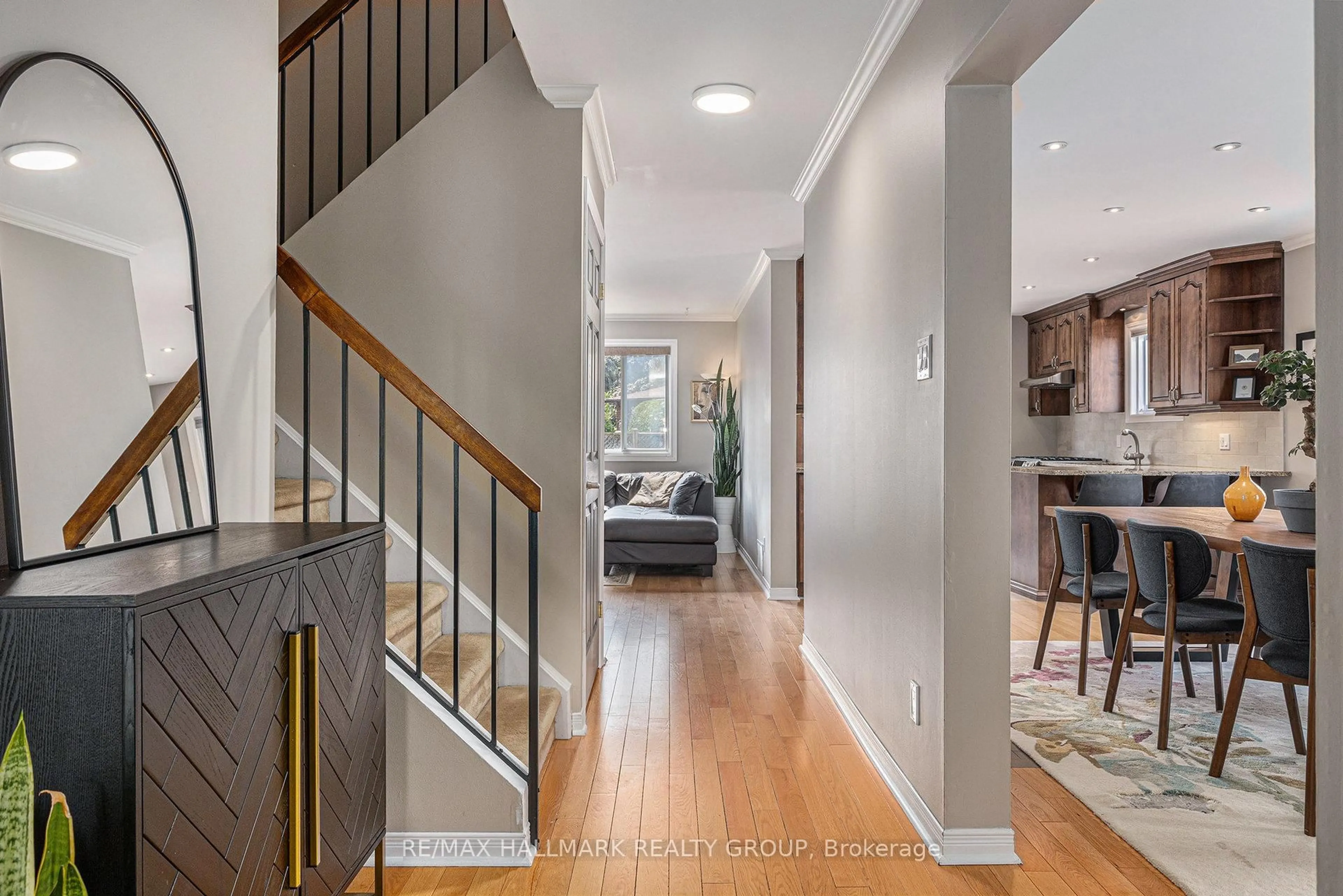 Indoor entryway for 68 Hewitt Crt, Kanata Ontario K2L 3R3