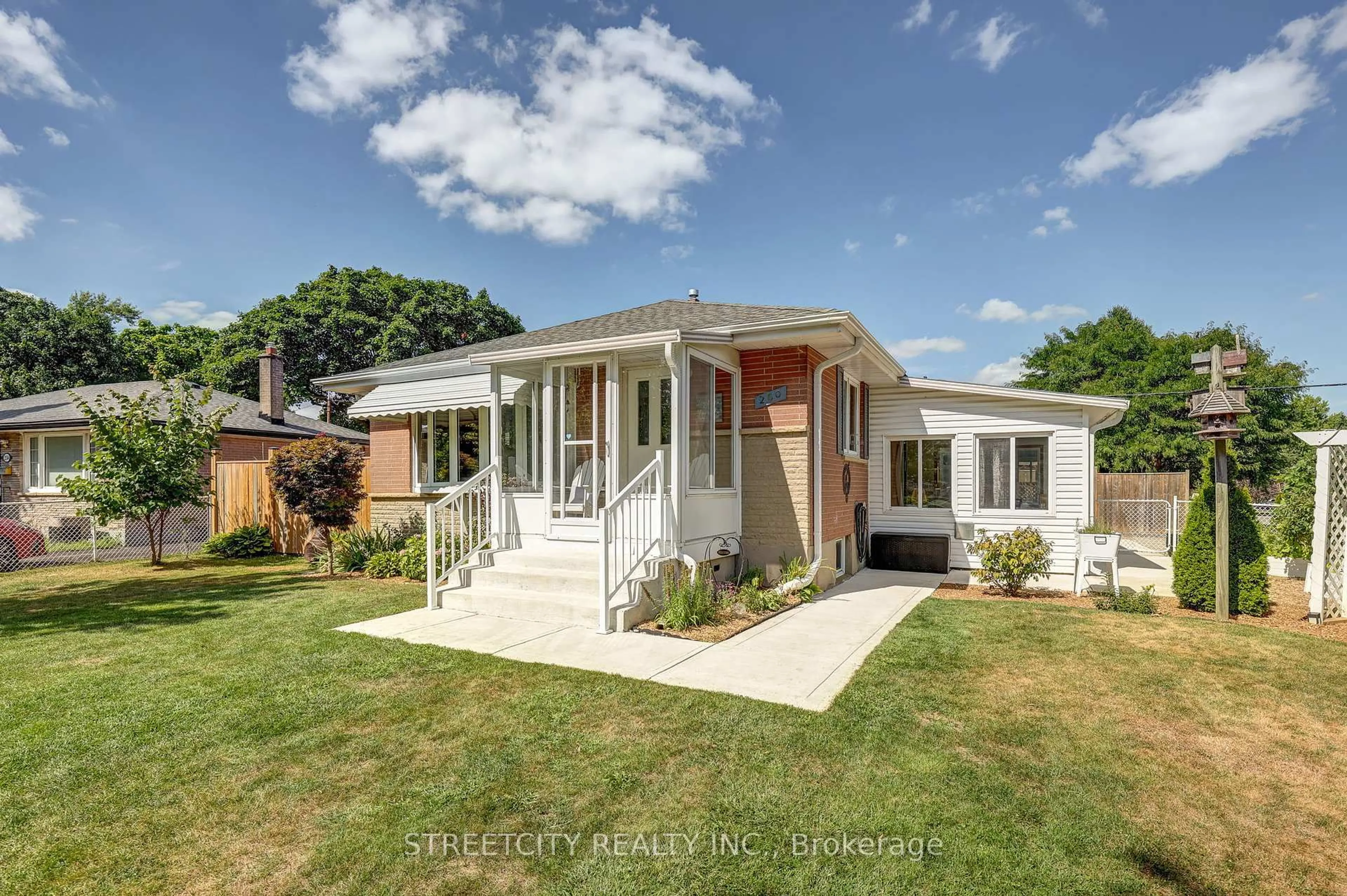 Home with vinyl exterior material, street for 260 Tweedsmuir Ave, London East Ontario N5W 1L3
