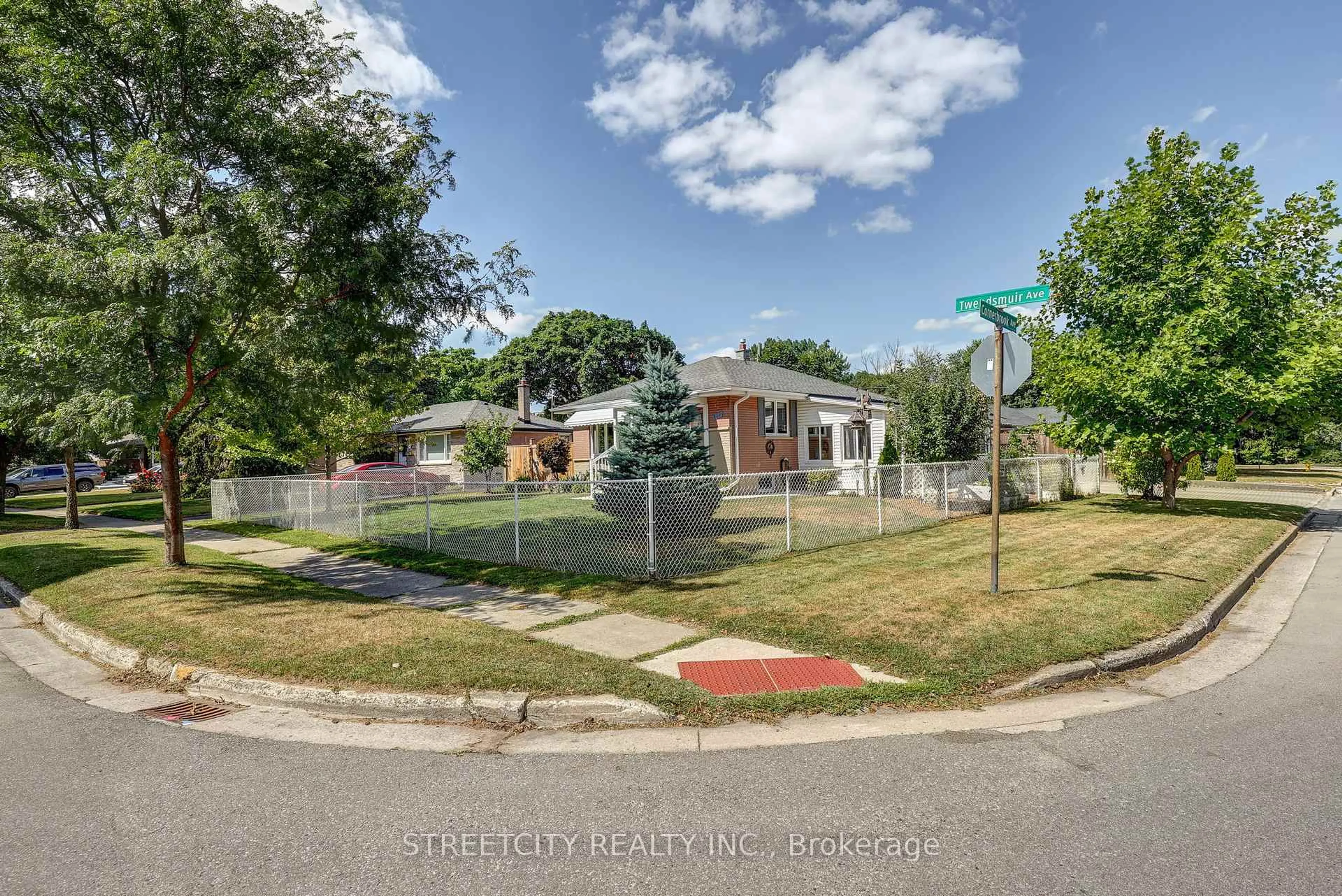 A pic from outside/outdoor area/front of a property/back of a property/a pic from drone, street for 260 Tweedsmuir Ave, London East Ontario N5W 1L3