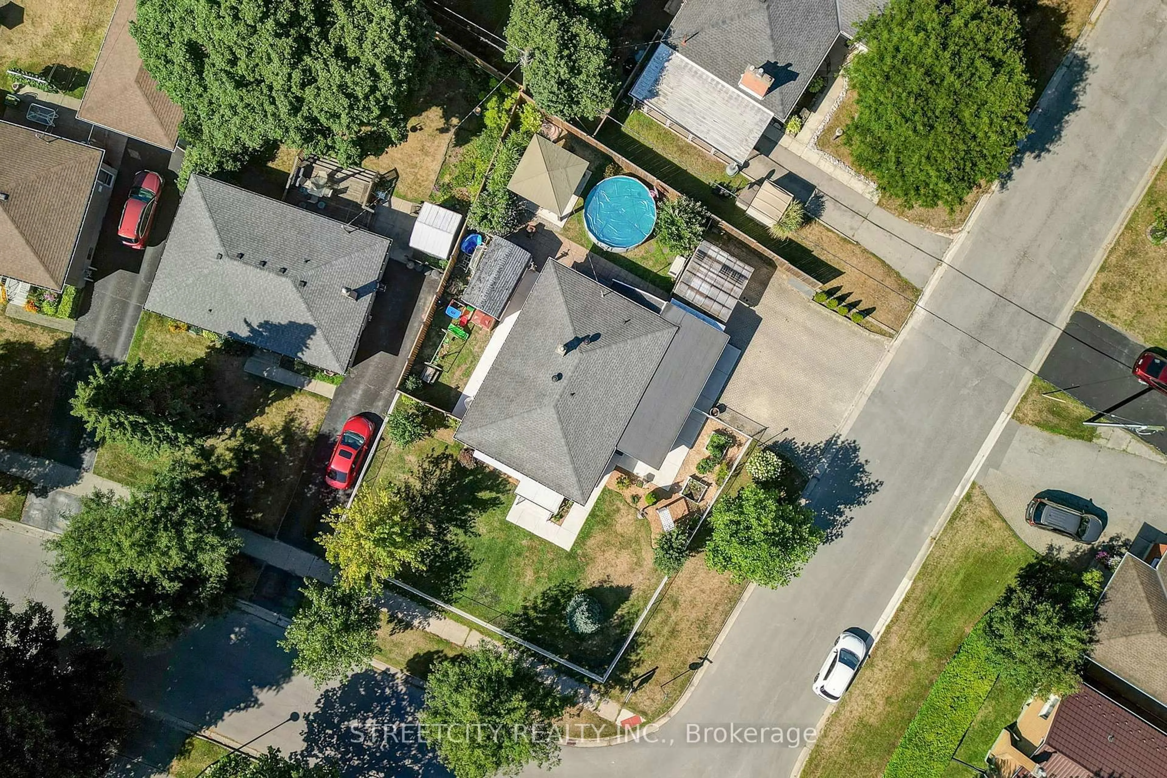A pic from outside/outdoor area/front of a property/back of a property/a pic from drone, street for 260 Tweedsmuir Ave, London East Ontario N5W 1L3