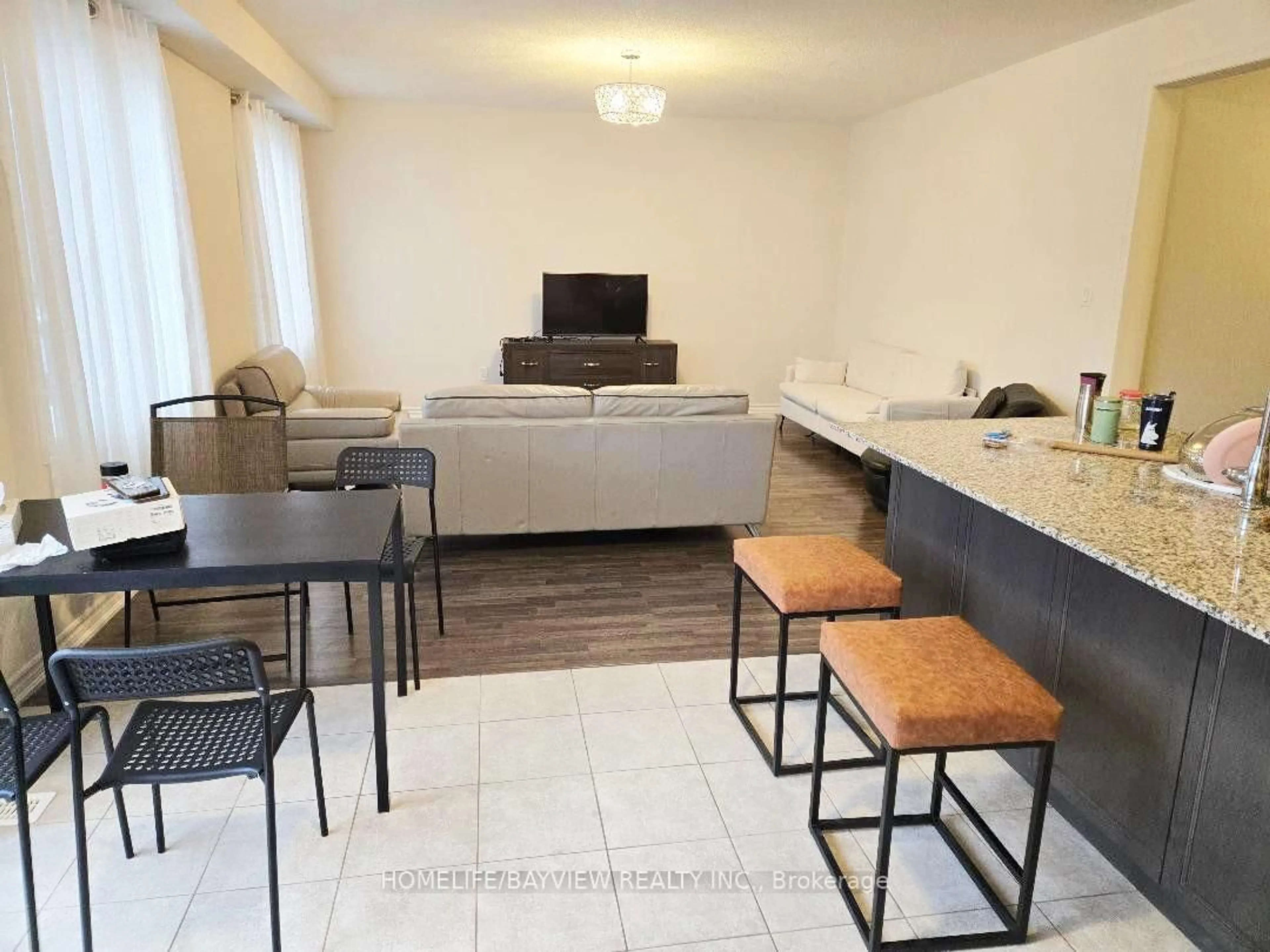 Living room with furniture, unknown for 42 Angela Cres, Niagara-on-the-Lake Ontario L0S 1J1