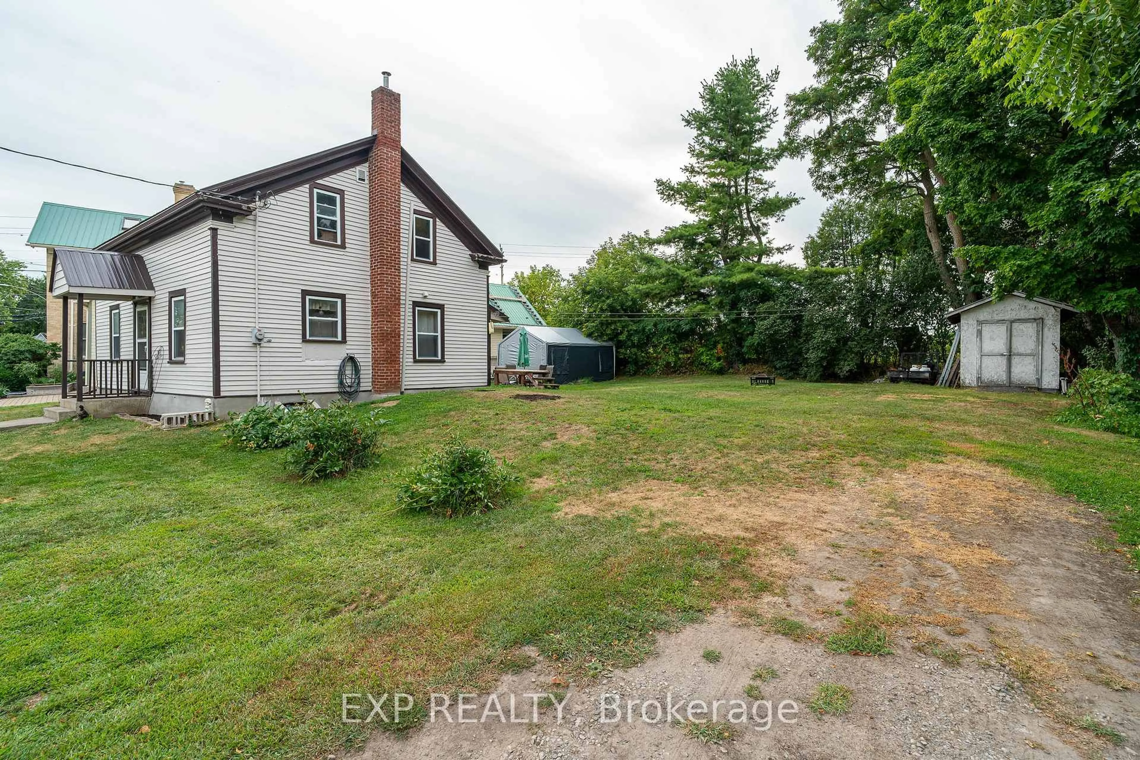 A pic from outside/outdoor area/front of a property/back of a property/a pic from drone, building for 105 Rideau St, Merrickville-Wolford Ontario K0G 1N0