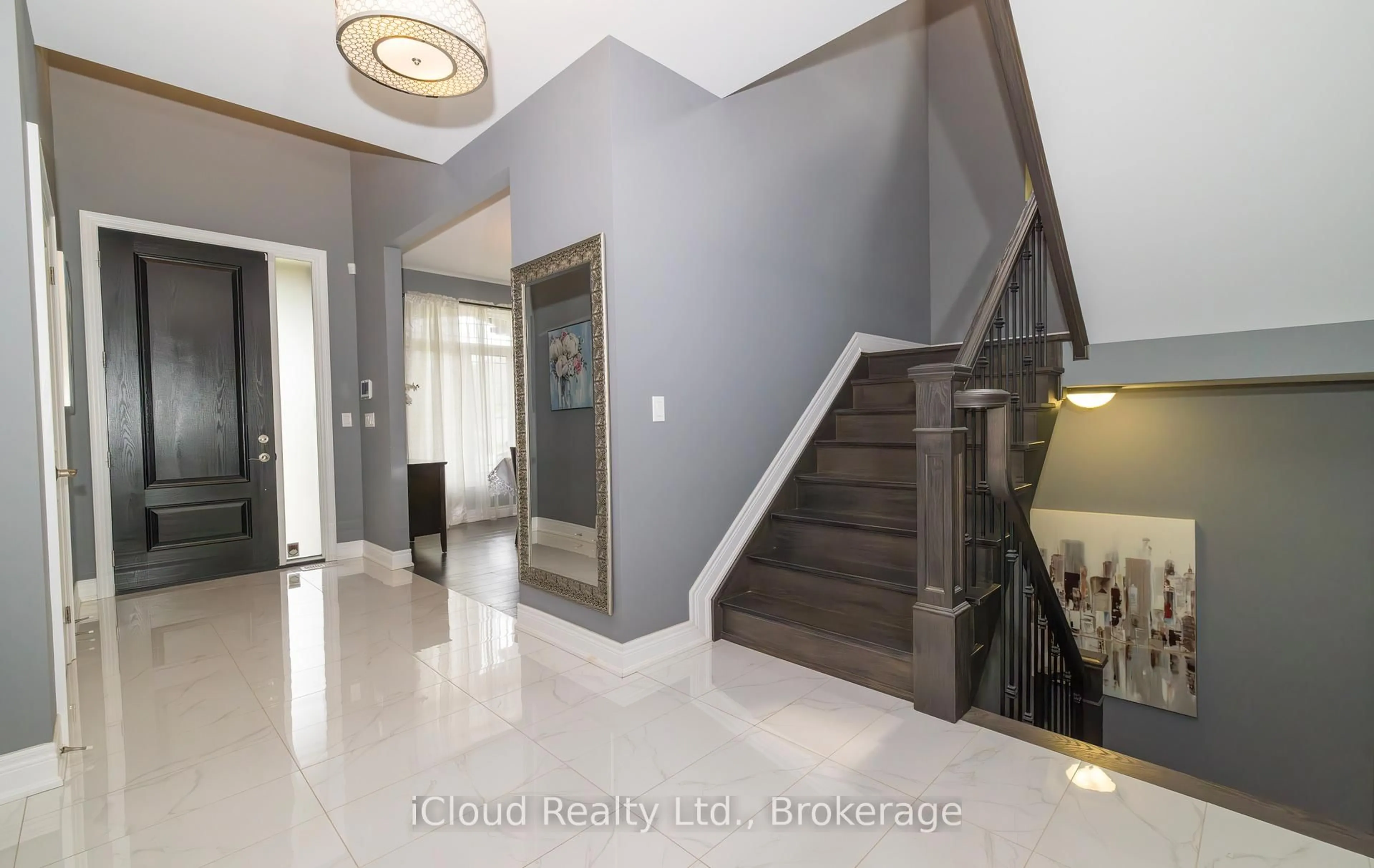 Indoor foyer for 9305 Eagle Ridge Dr, Niagara Falls Ontario L2H 0G4