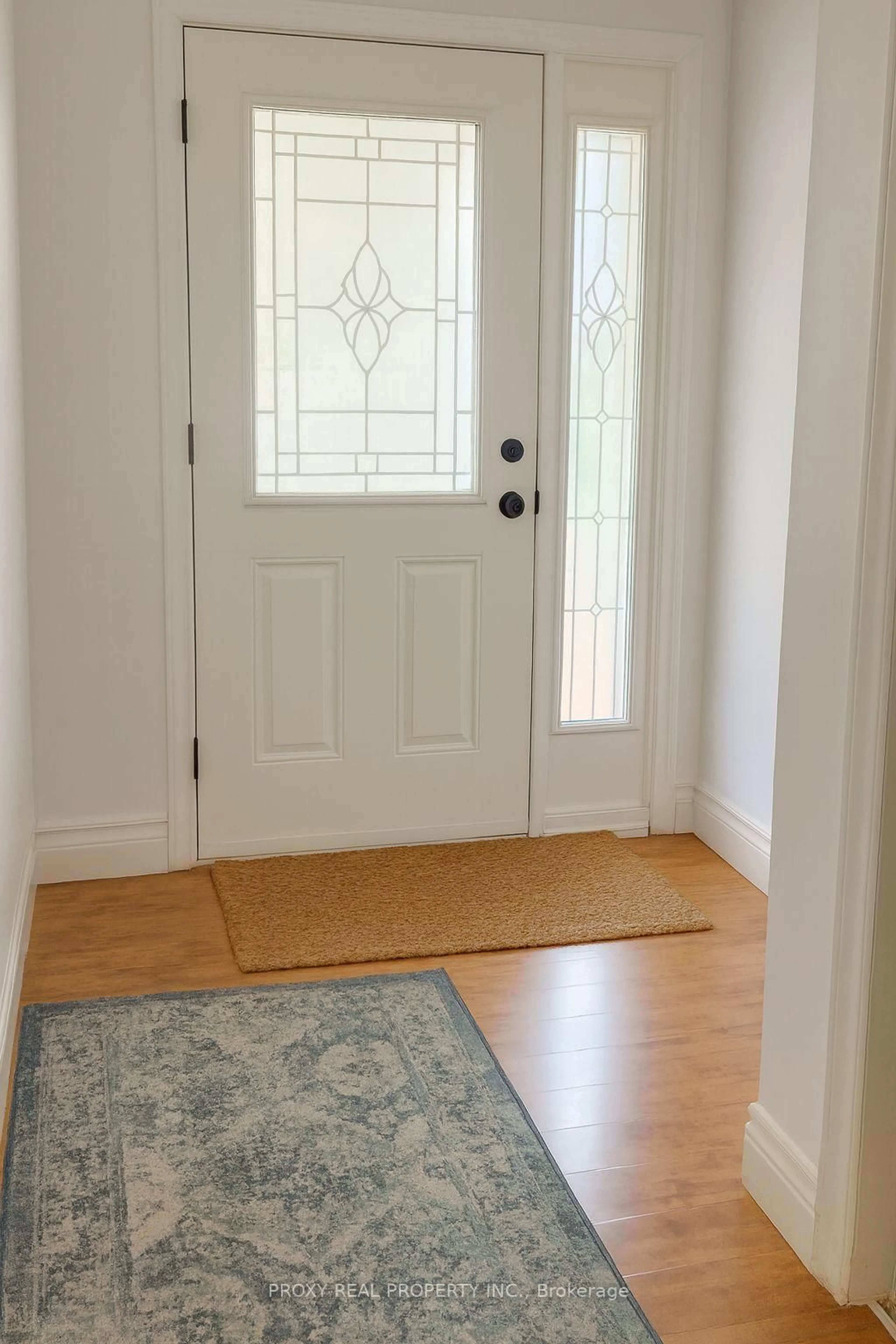 Indoor entryway for 2 Leaside Dr, St. Catharines Ontario L2M 4G5