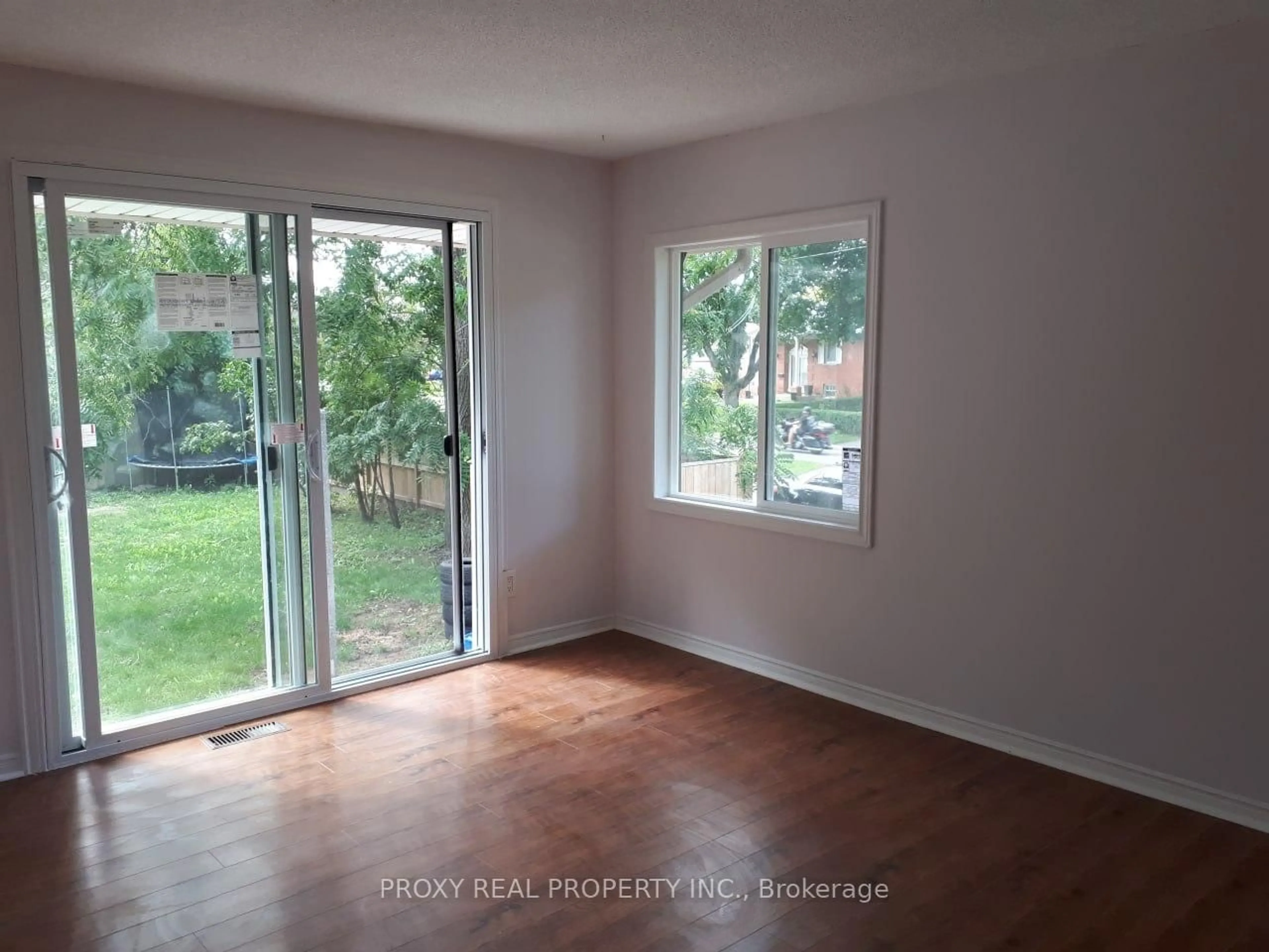 A pic of a room for 2 Leaside Dr, St. Catharines Ontario L2M 4G5