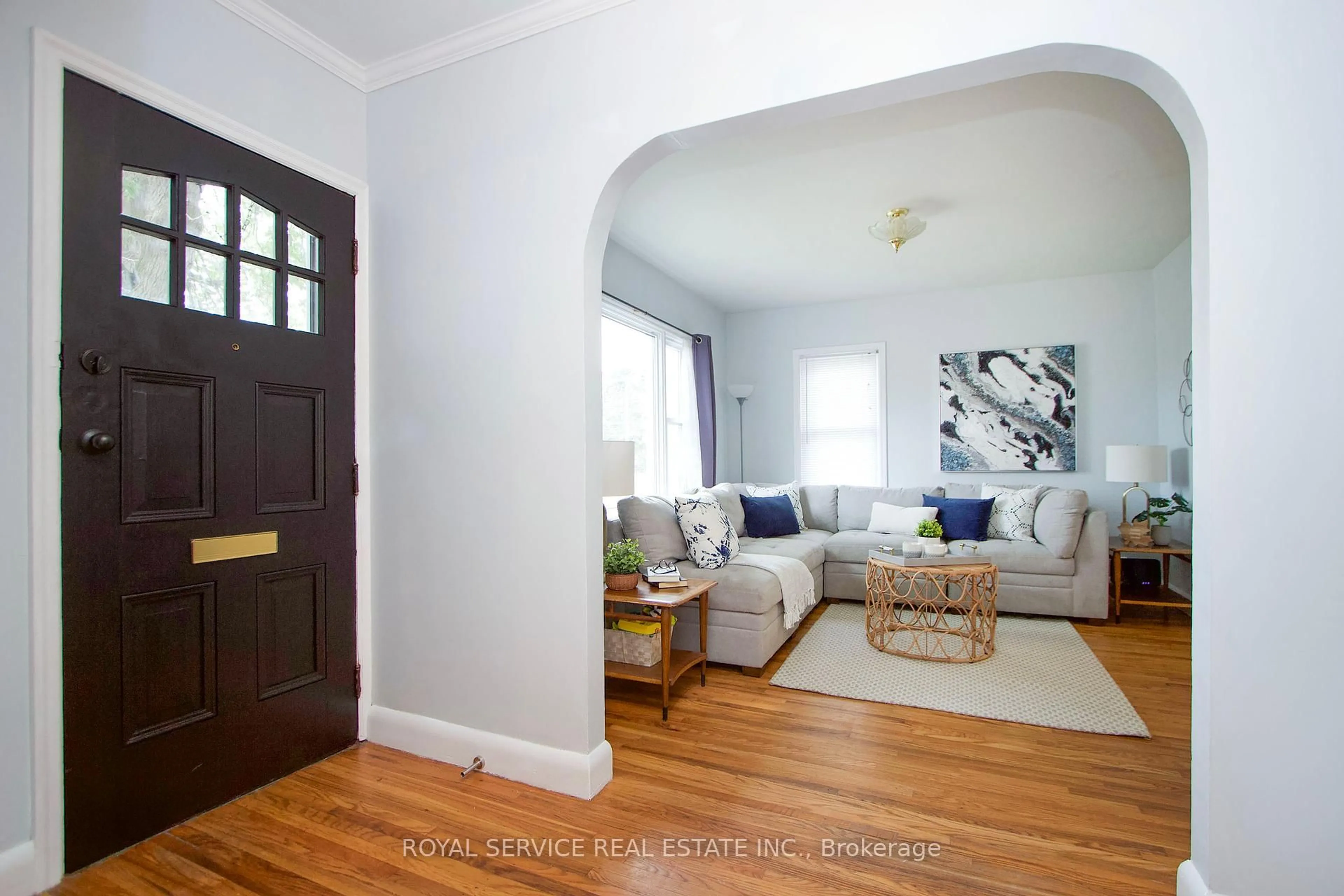 Indoor entryway for 113 Elgin St, Port Hope Ontario L1A 2L9