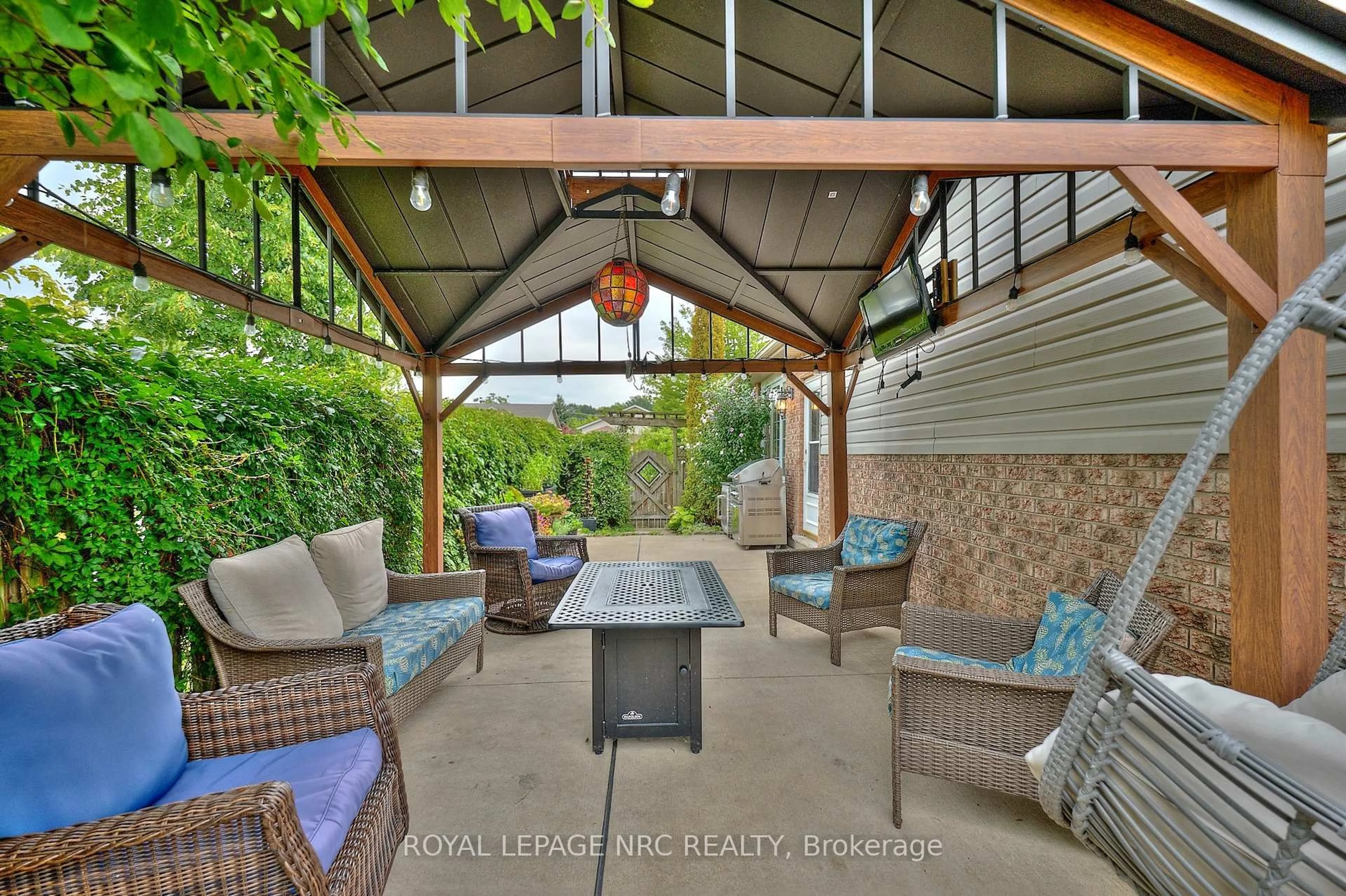 Patio, water/lake/river/ocean view for 6951 Kelly Dr, Niagara Falls Ontario L2H 3J8