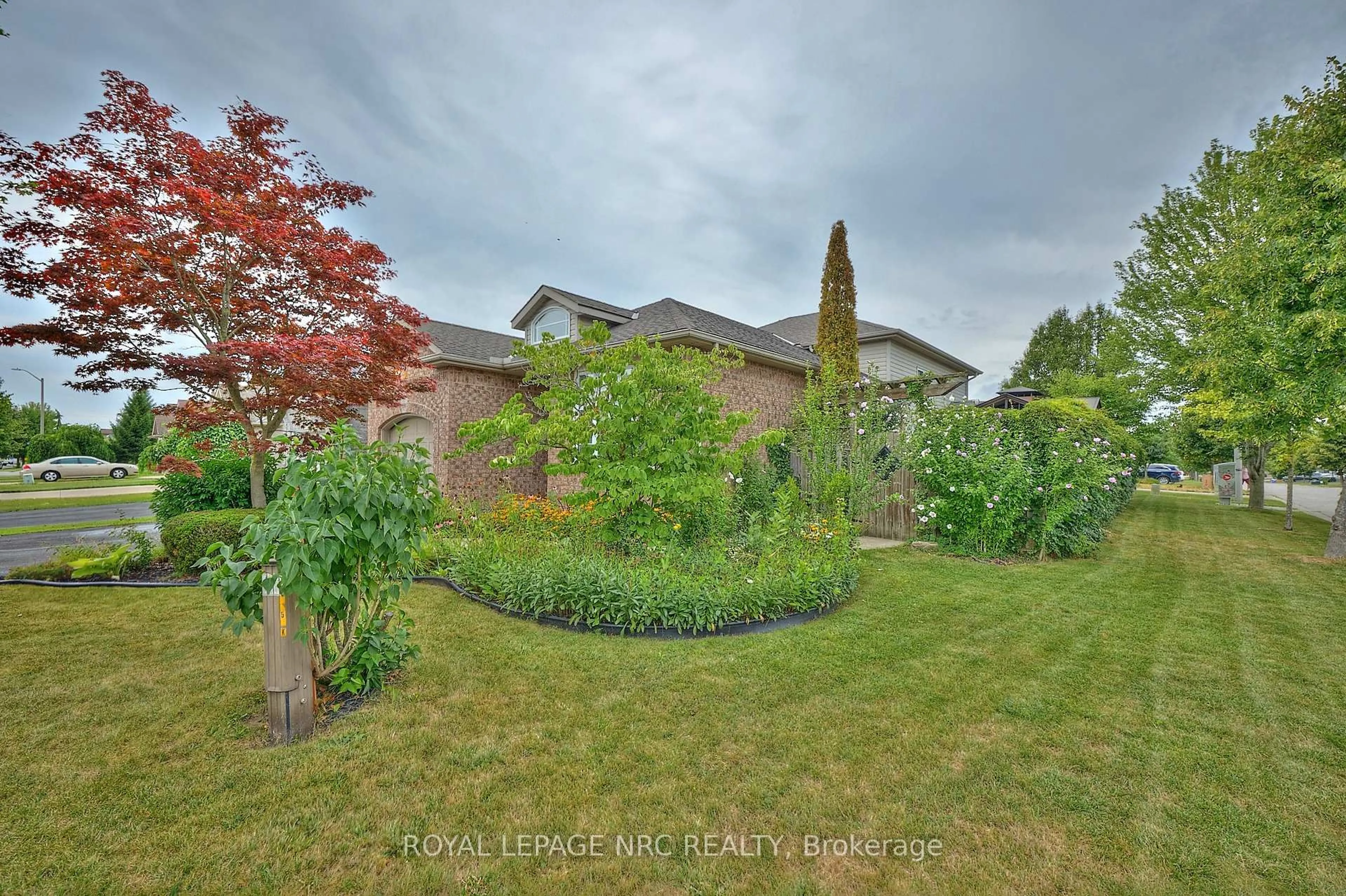 A pic from outside/outdoor area/front of a property/back of a property/a pic from drone, unknown for 6951 Kelly Dr, Niagara Falls Ontario L2H 3J8