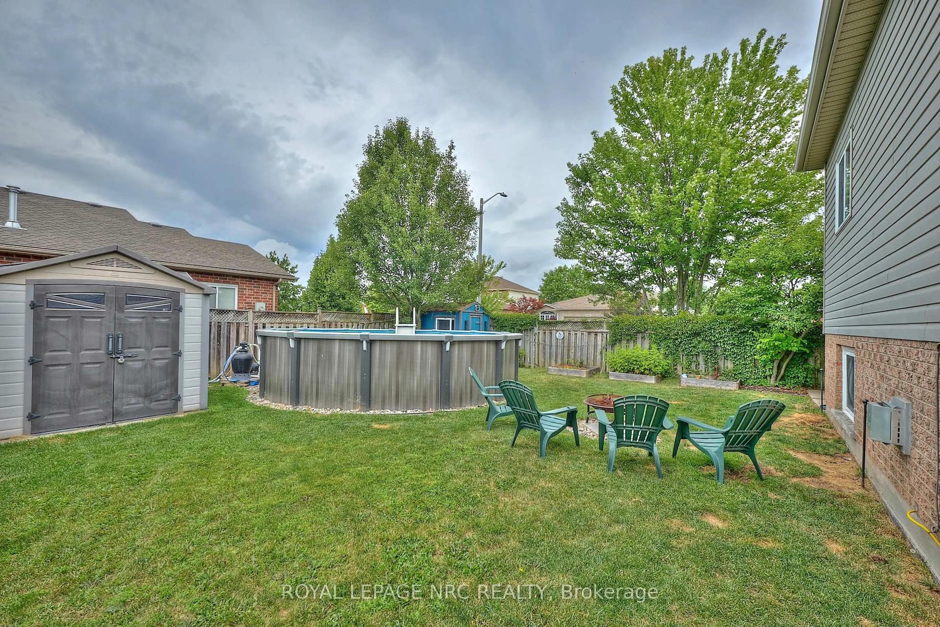 Patio, unknown for 6951 Kelly Dr, Niagara Falls Ontario L2H 3J8