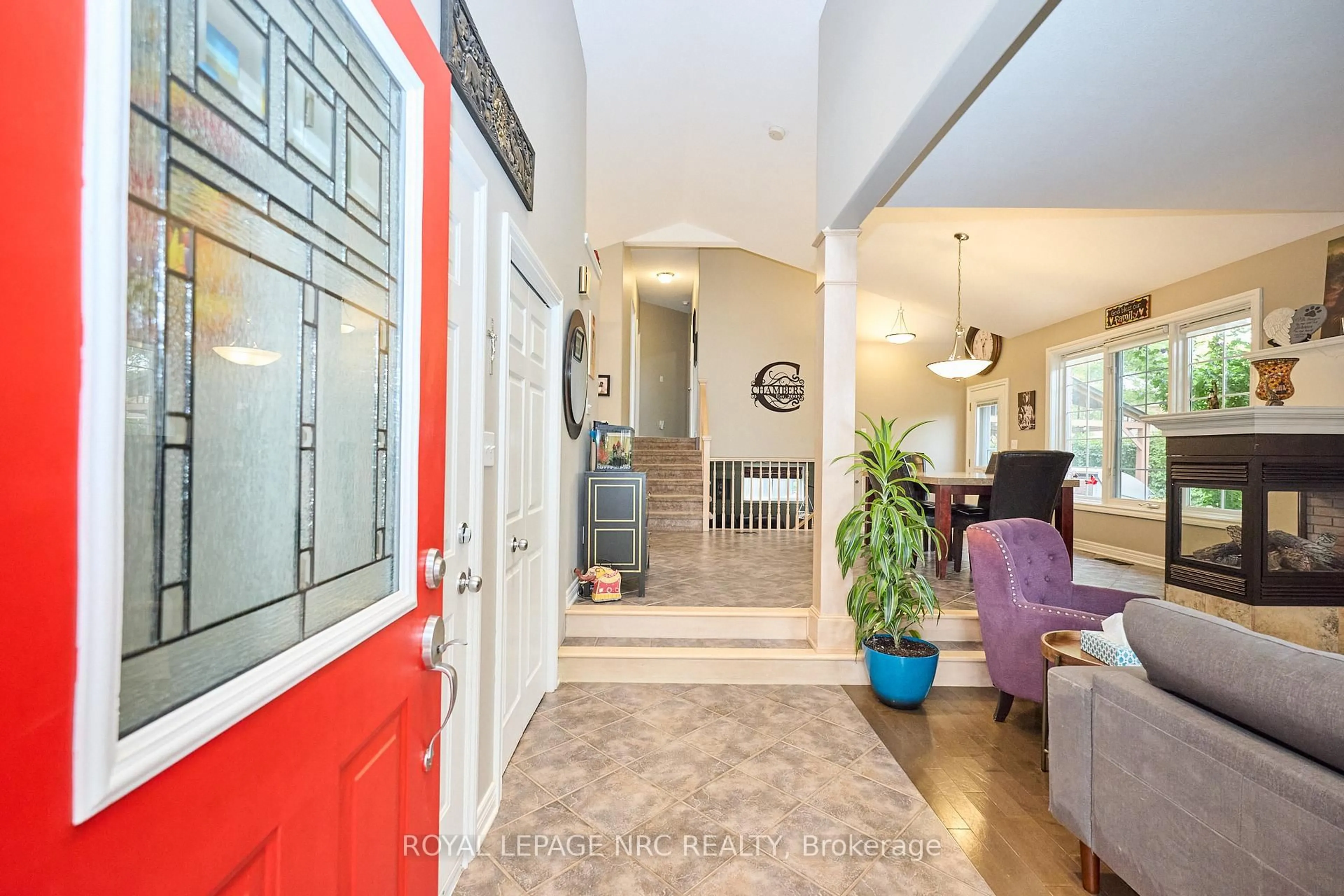 Indoor entryway for 6951 Kelly Dr, Niagara Falls Ontario L2H 3J8