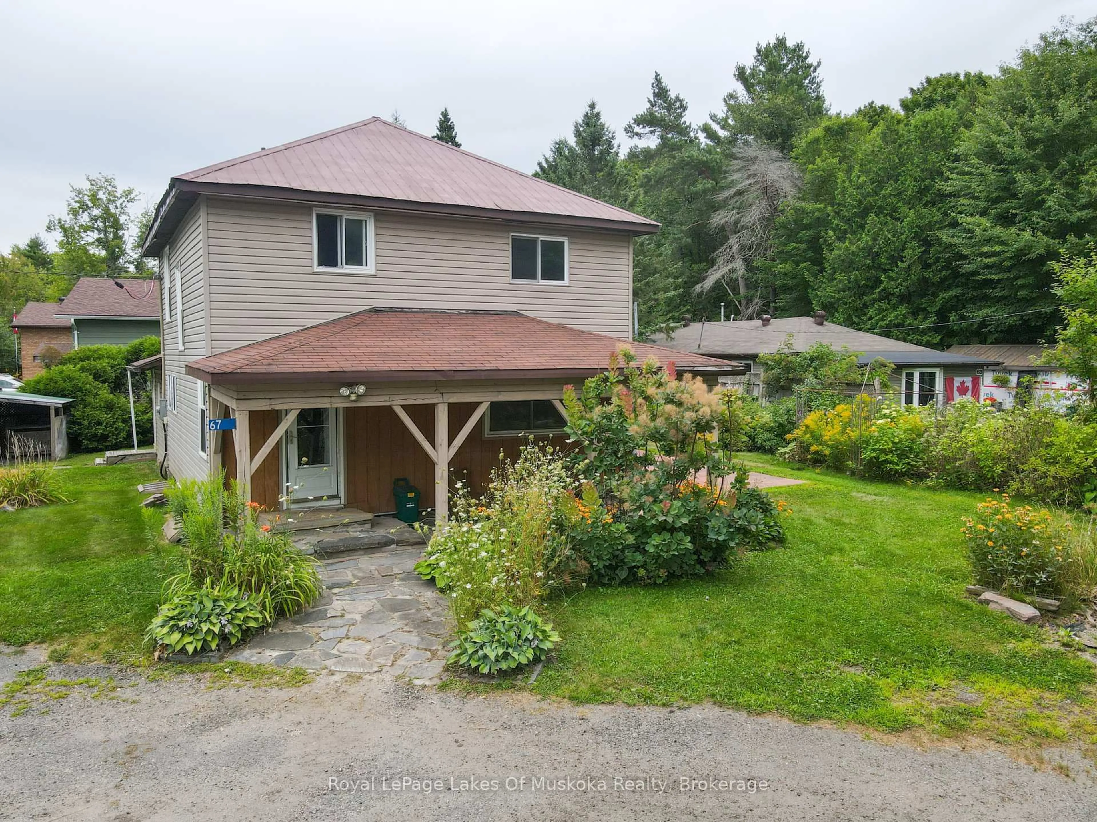 A pic from outside/outdoor area/front of a property/back of a property/a pic from drone, street for 67 Silver St, Huntsville Ontario P1H 1M2