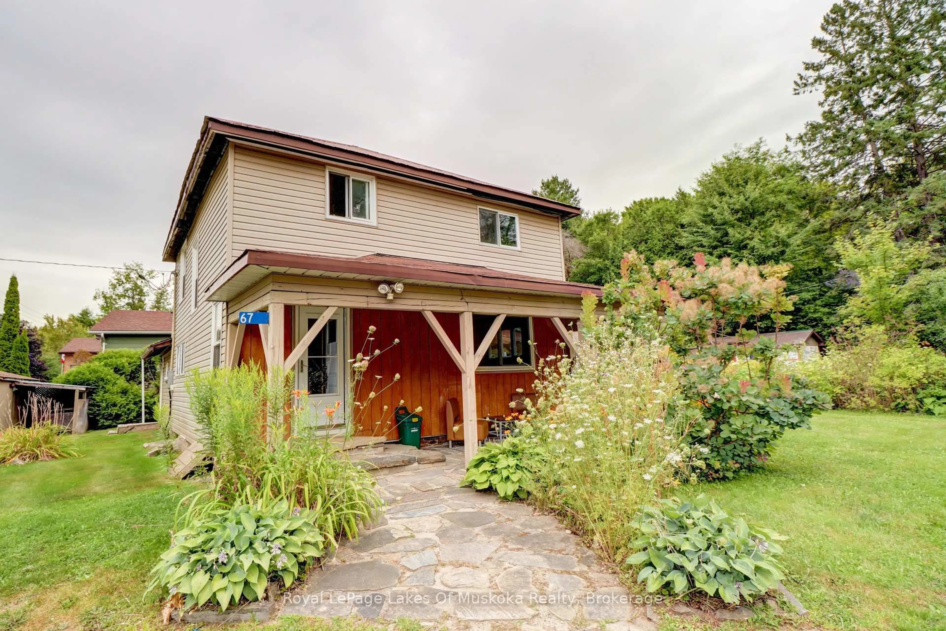 Patio, street for 67 Silver St, Huntsville Ontario P1H 1M2