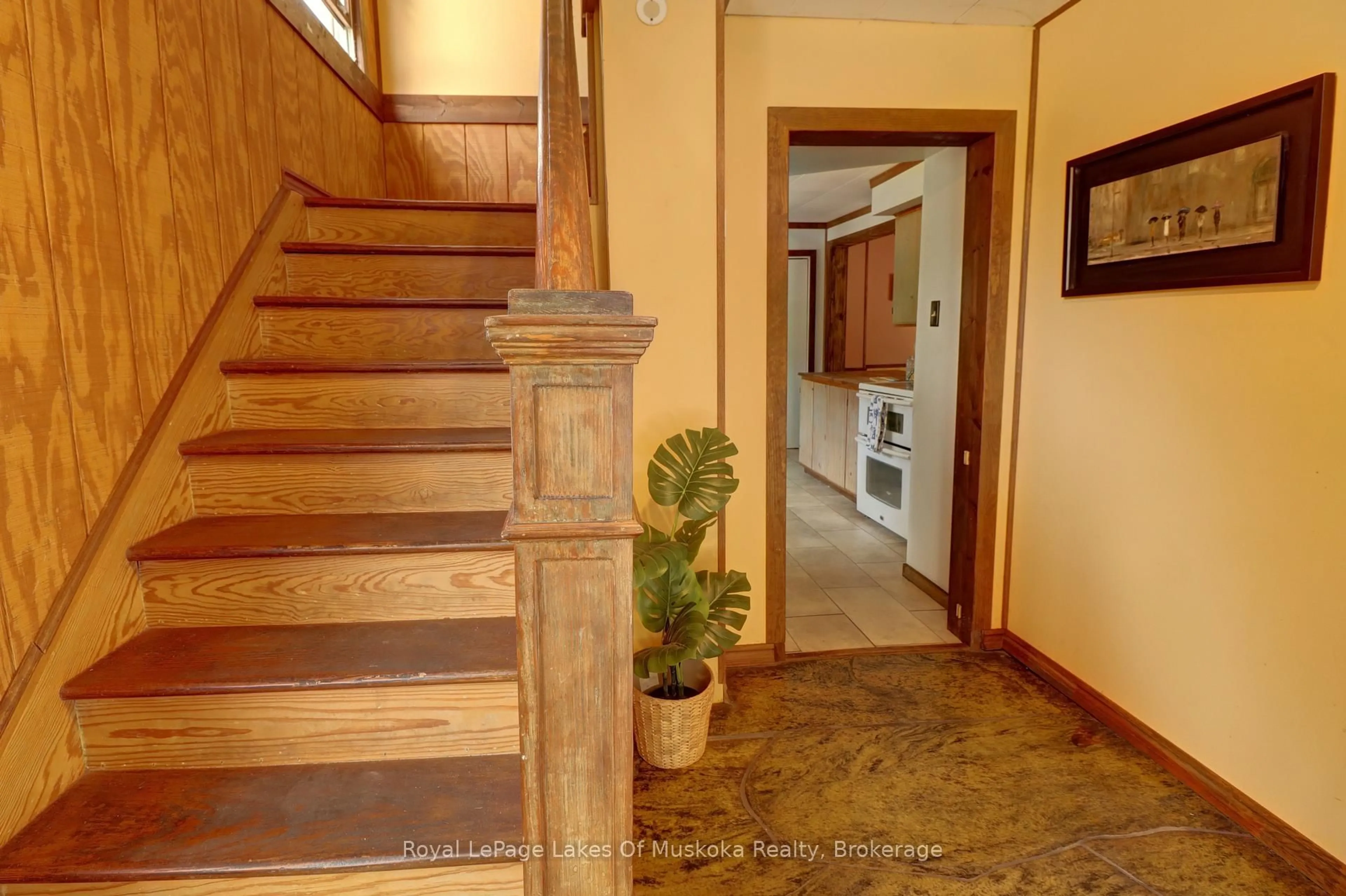 Indoor foyer for 67 Silver St, Huntsville Ontario P1H 1M2