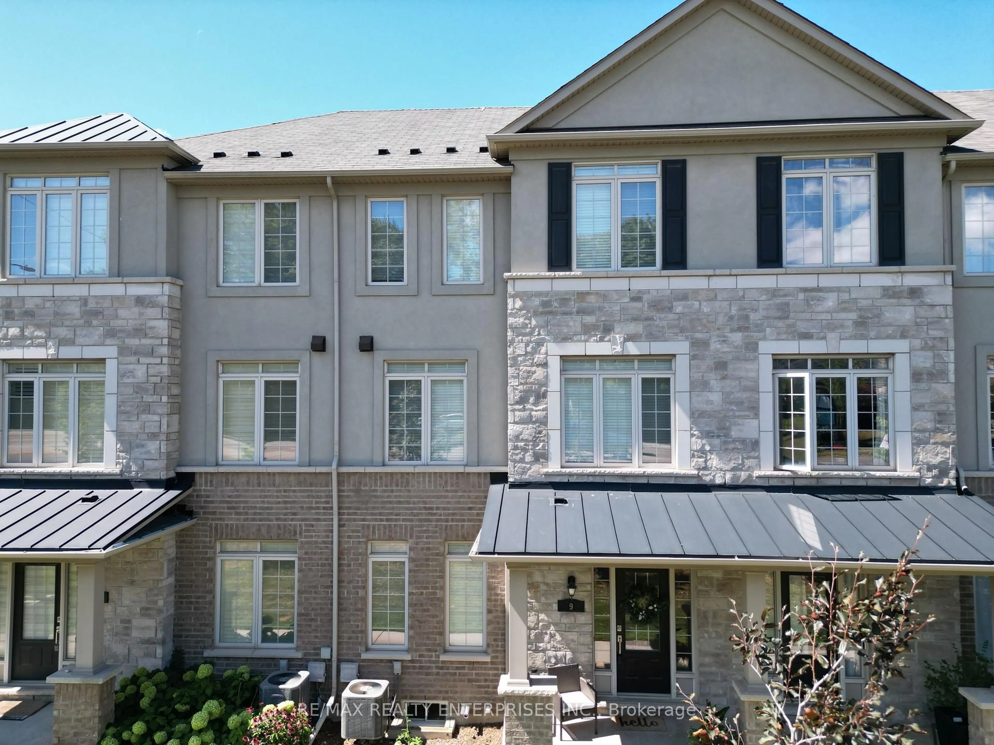 Unknown for 215 Dundas St #9, Hamilton Ontario L8B 0X2