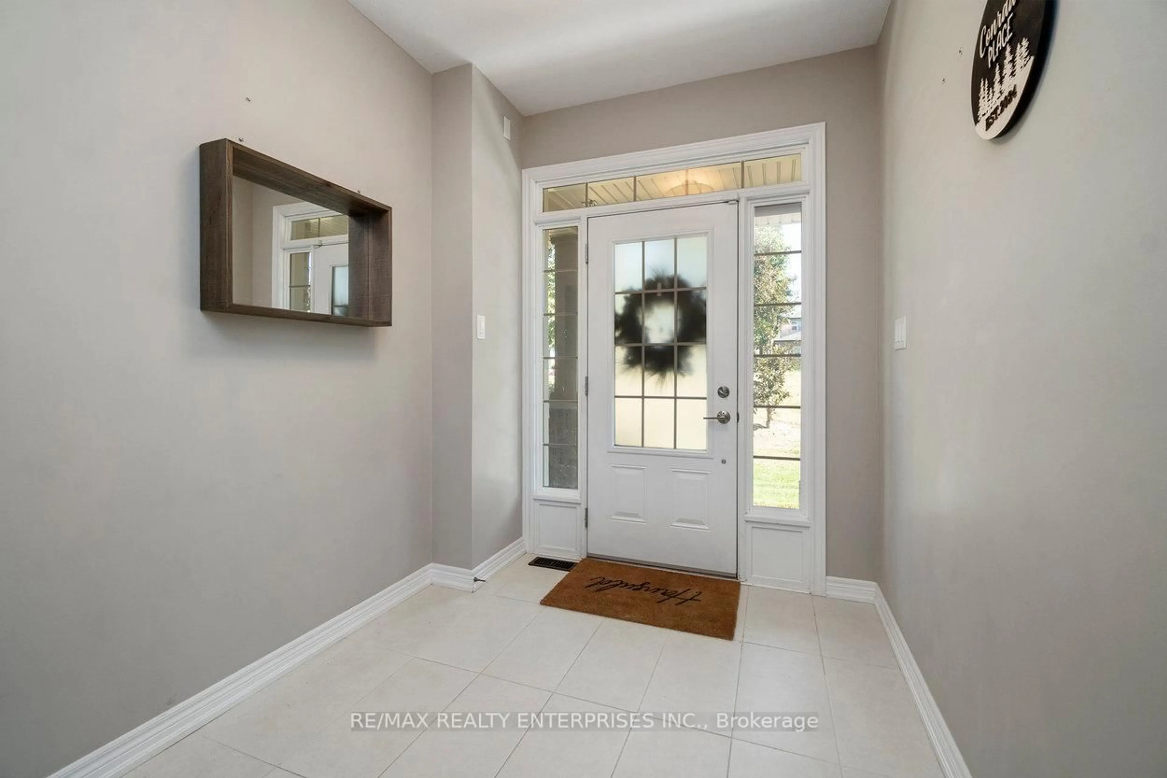 Indoor entryway for 215 Dundas St #9, Hamilton Ontario L8B 0X2