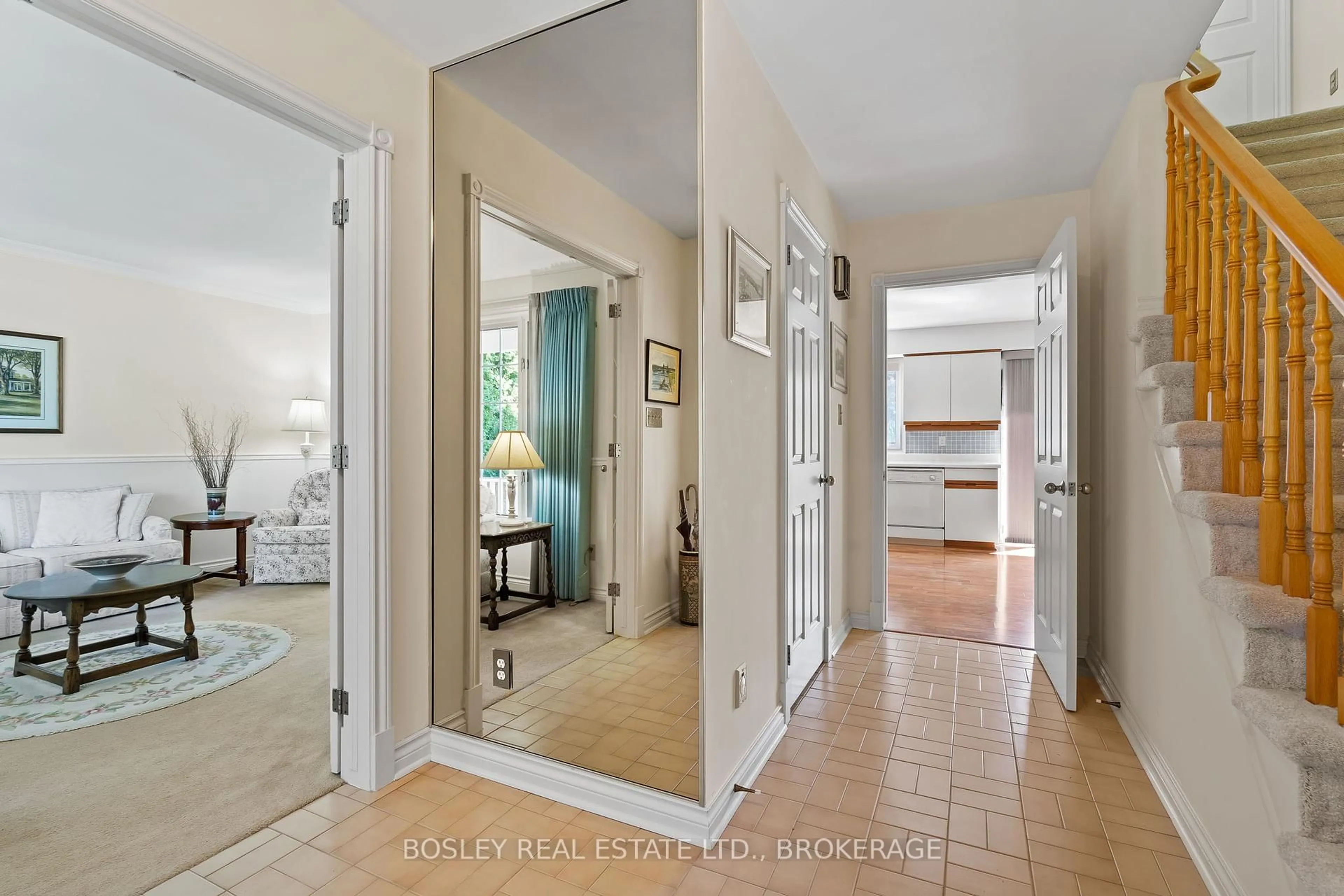 Indoor entryway for 20 Coach Dr, Niagara-on-the-Lake Ontario L0S 1J0