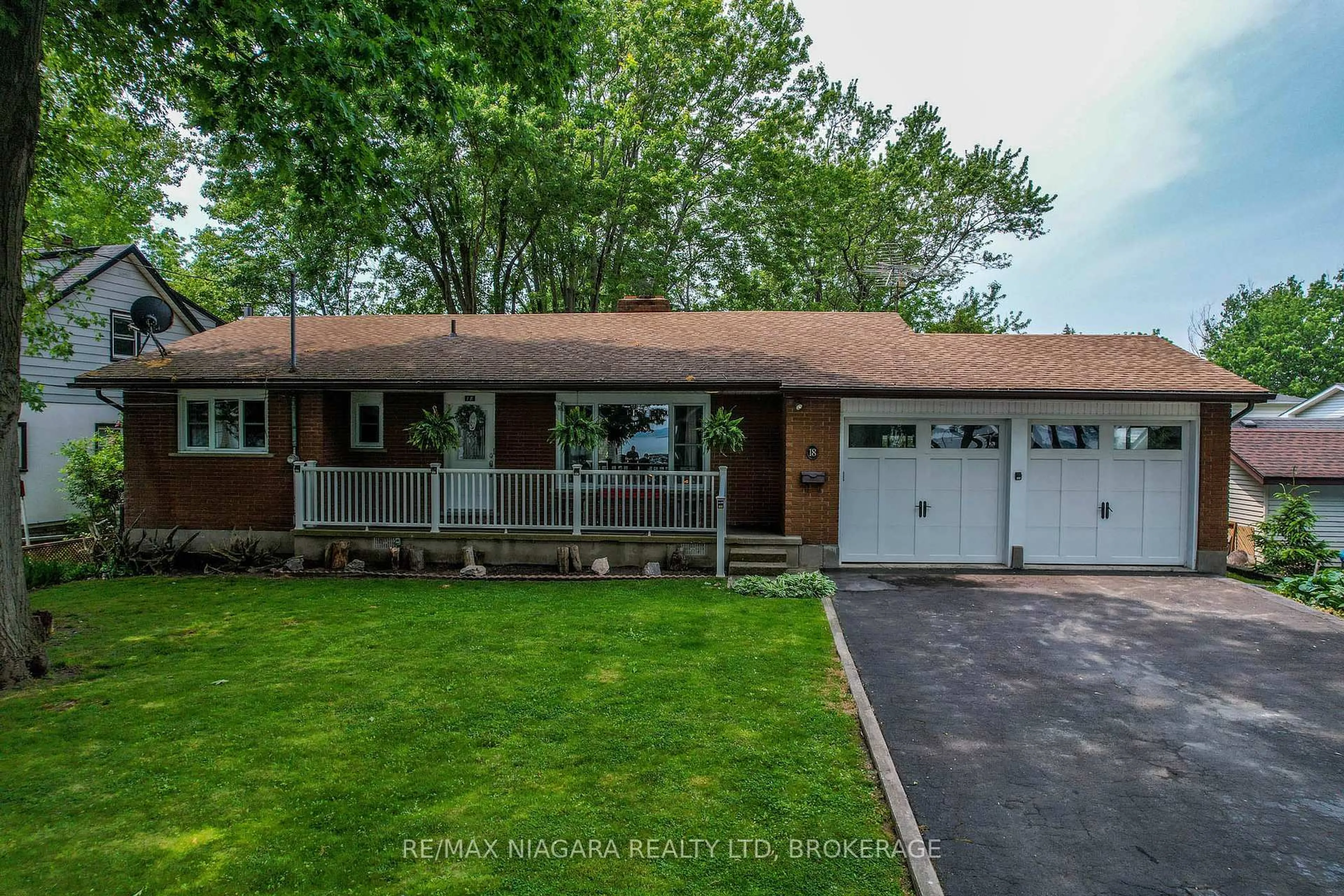 Home with vinyl exterior material, street for 18 Oakridge Cres, Port Colborne Ontario L3K 2T4