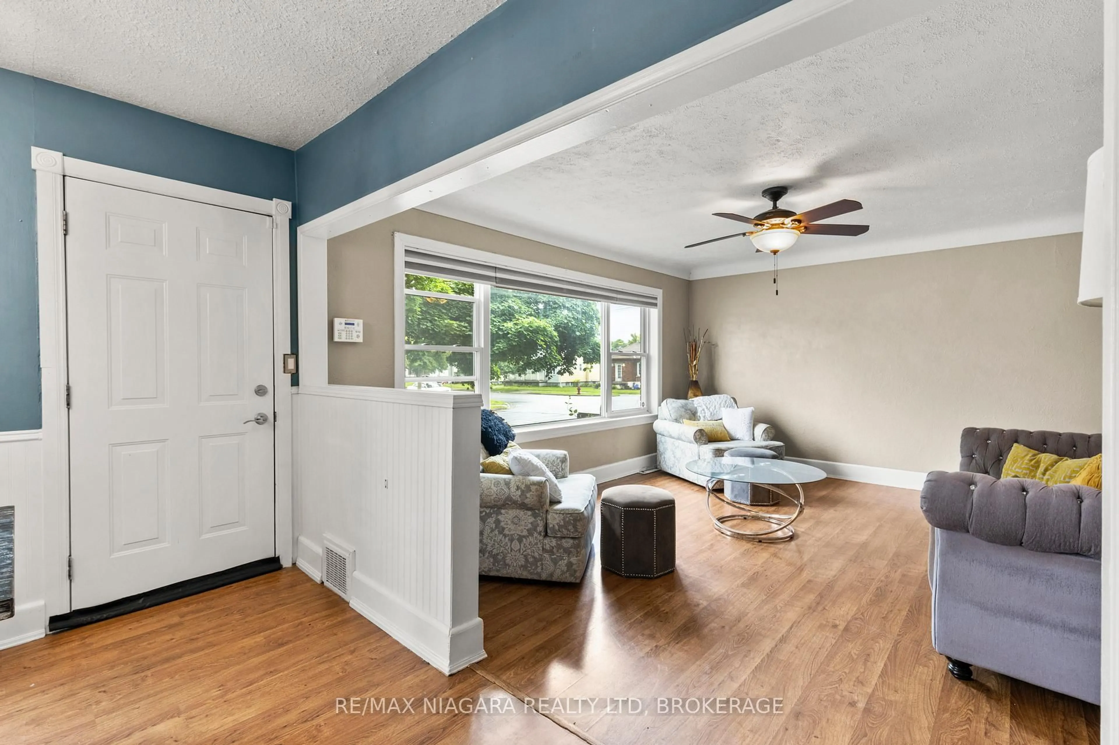 Living room with furniture, unknown for 272 Wallace Ave, Welland Ontario L3B 1R6