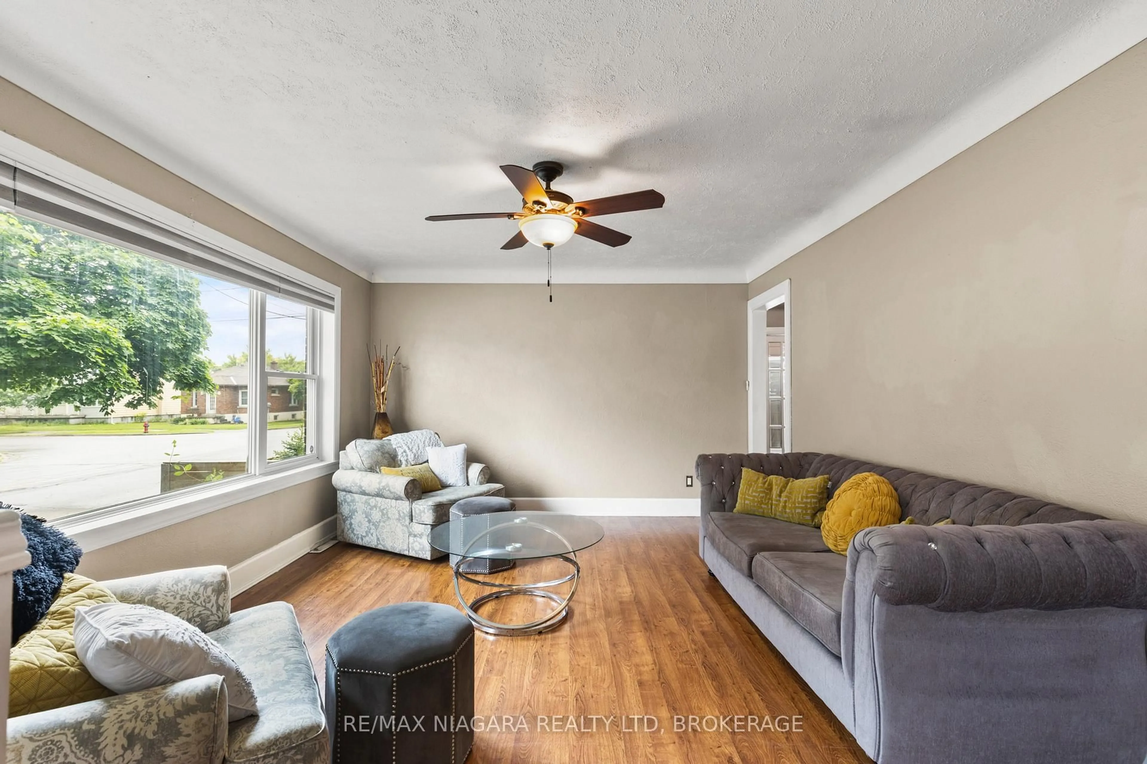 Living room with furniture, unknown for 272 Wallace Ave, Welland Ontario L3B 1R6