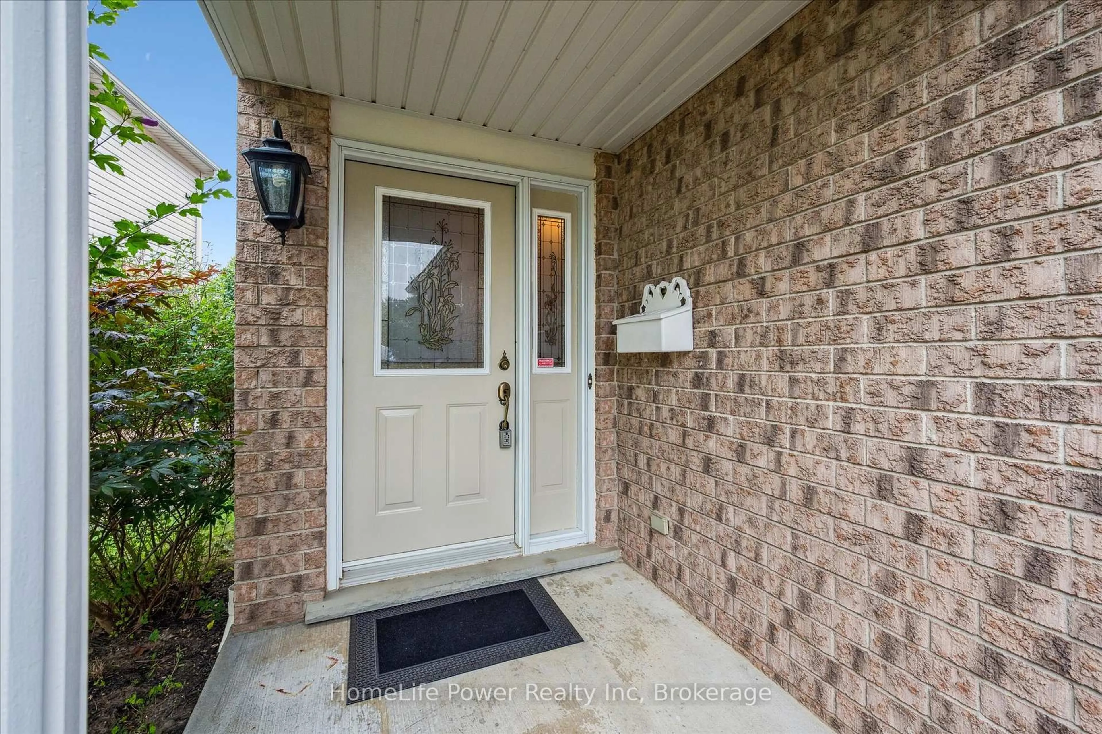 Indoor entryway for 97 Marl Meadow Dr, Kitchener Ontario N2R 1L4