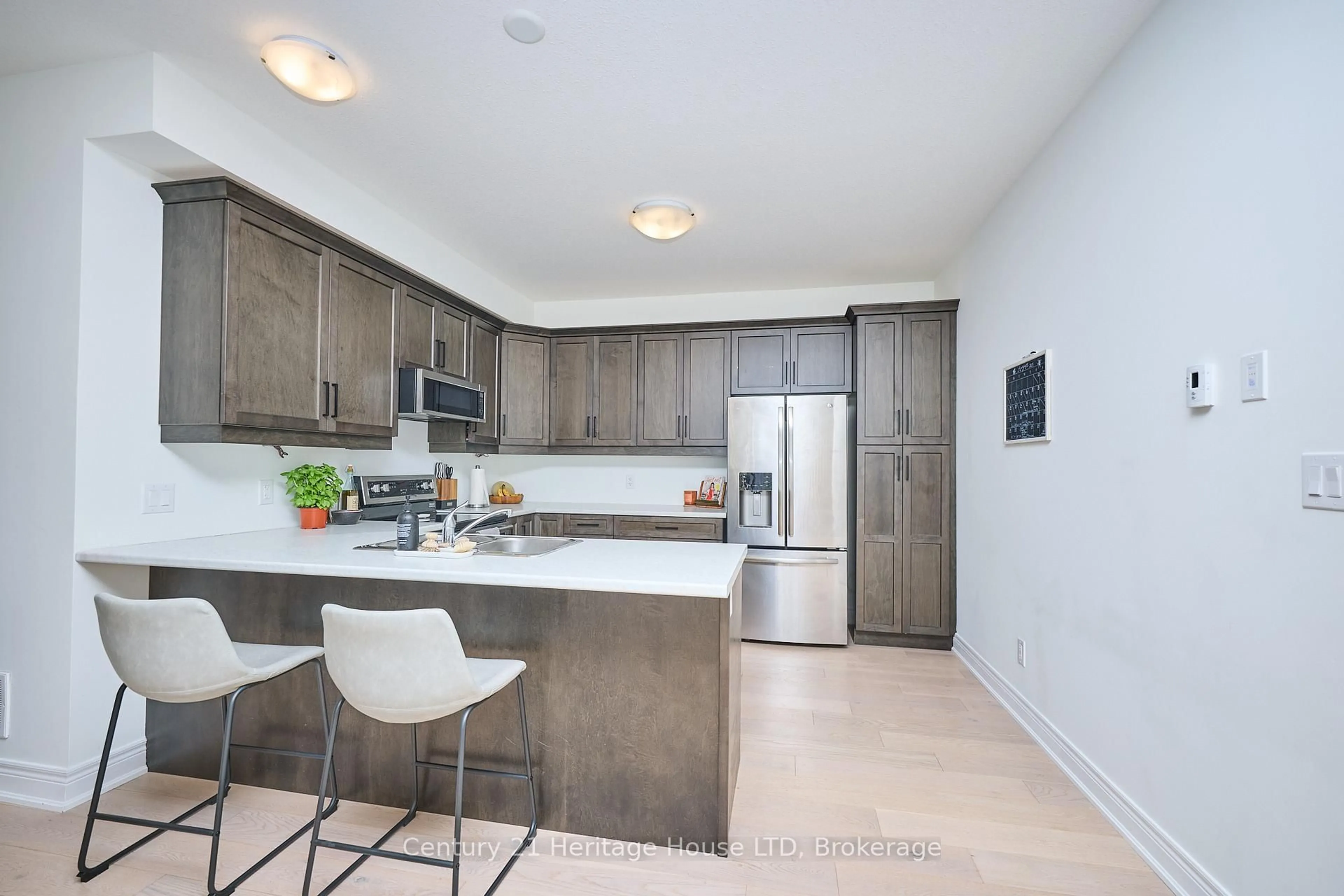 Open concept kitchen, unknown for 439 Viking St, Fort Erie Ontario L2A 0E8