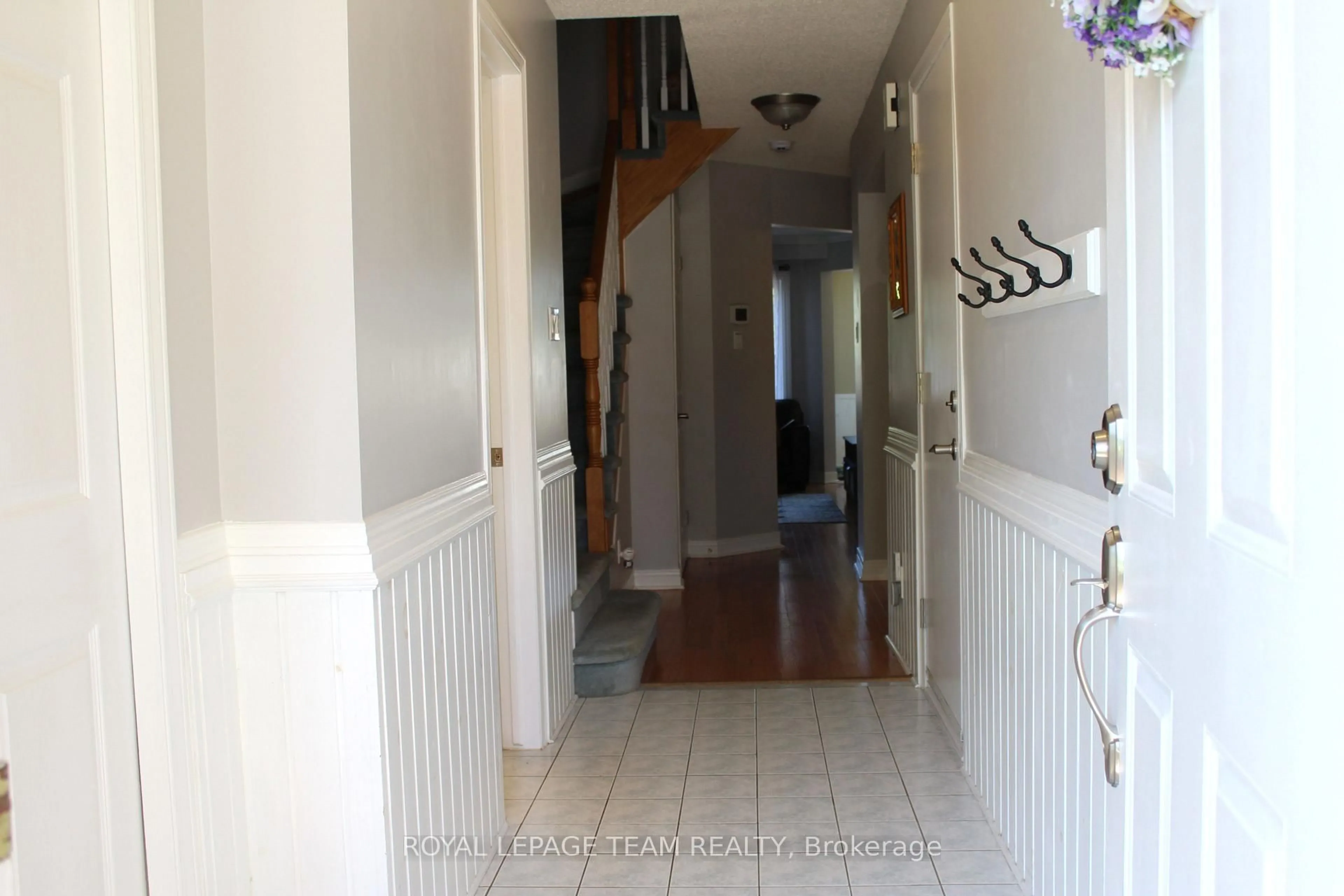 Indoor foyer for 19 Locheland Cres, Ottawa Ontario K2G 6H2