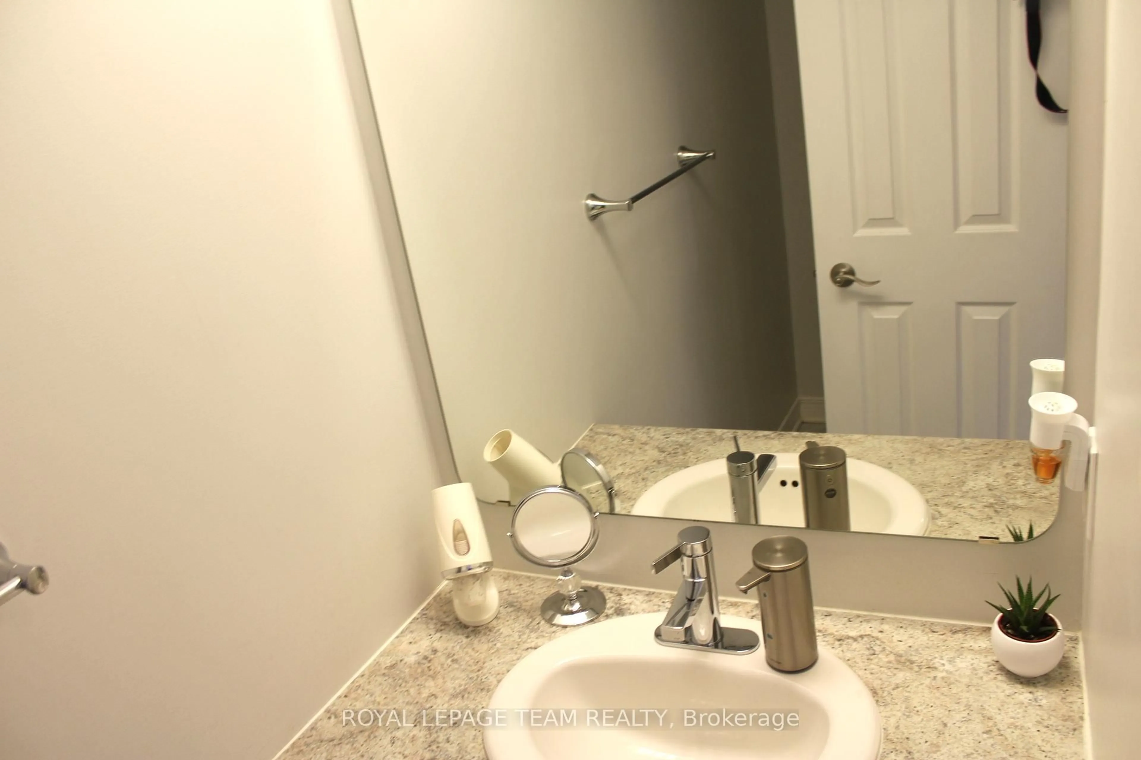 Standard bathroom, unknown for 19 Locheland Cres, Ottawa Ontario K2G 6H2