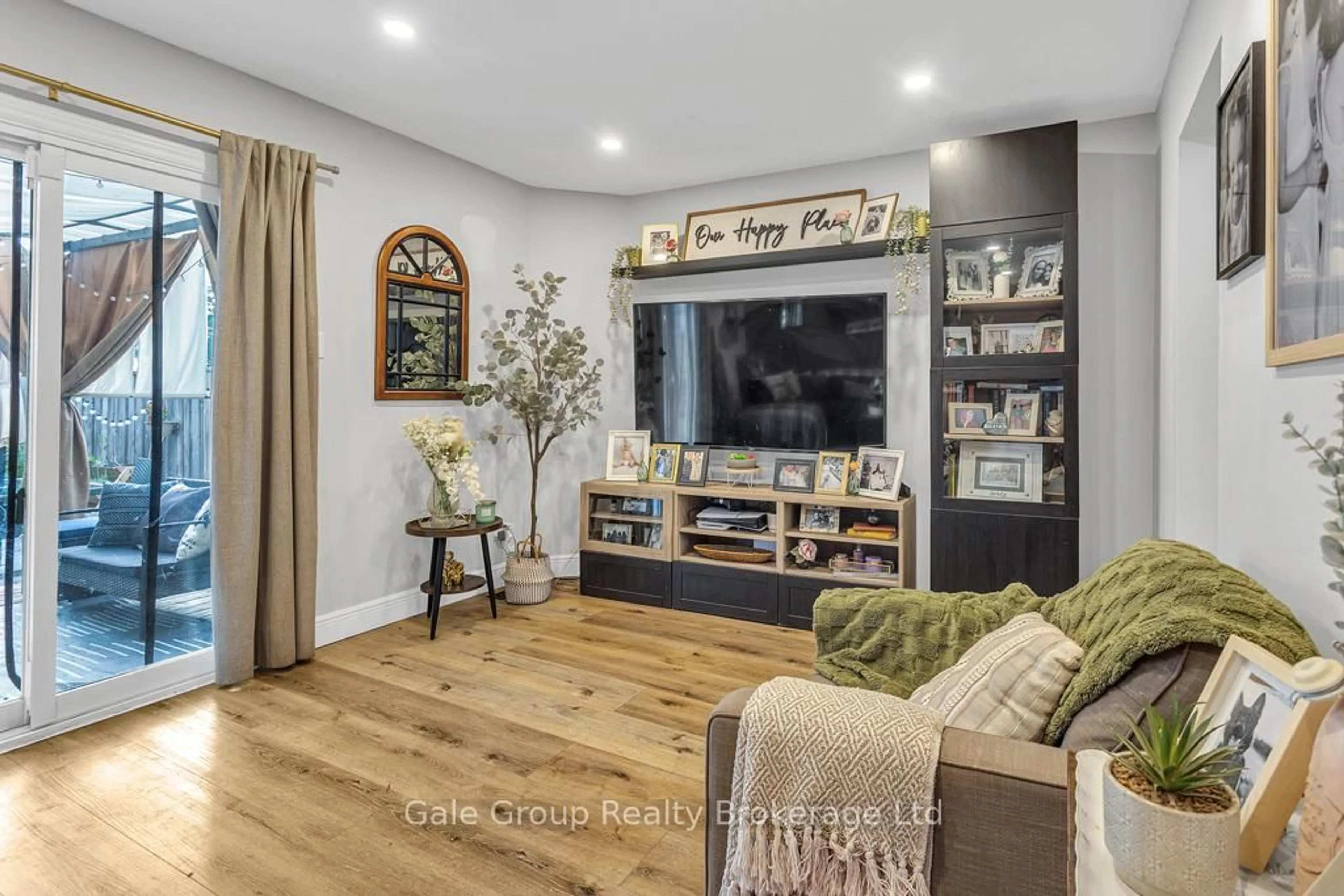Living room with furniture, wood/laminate floor for 39 BLANDFORD St #4, Woodstock Ontario N4S 7H7