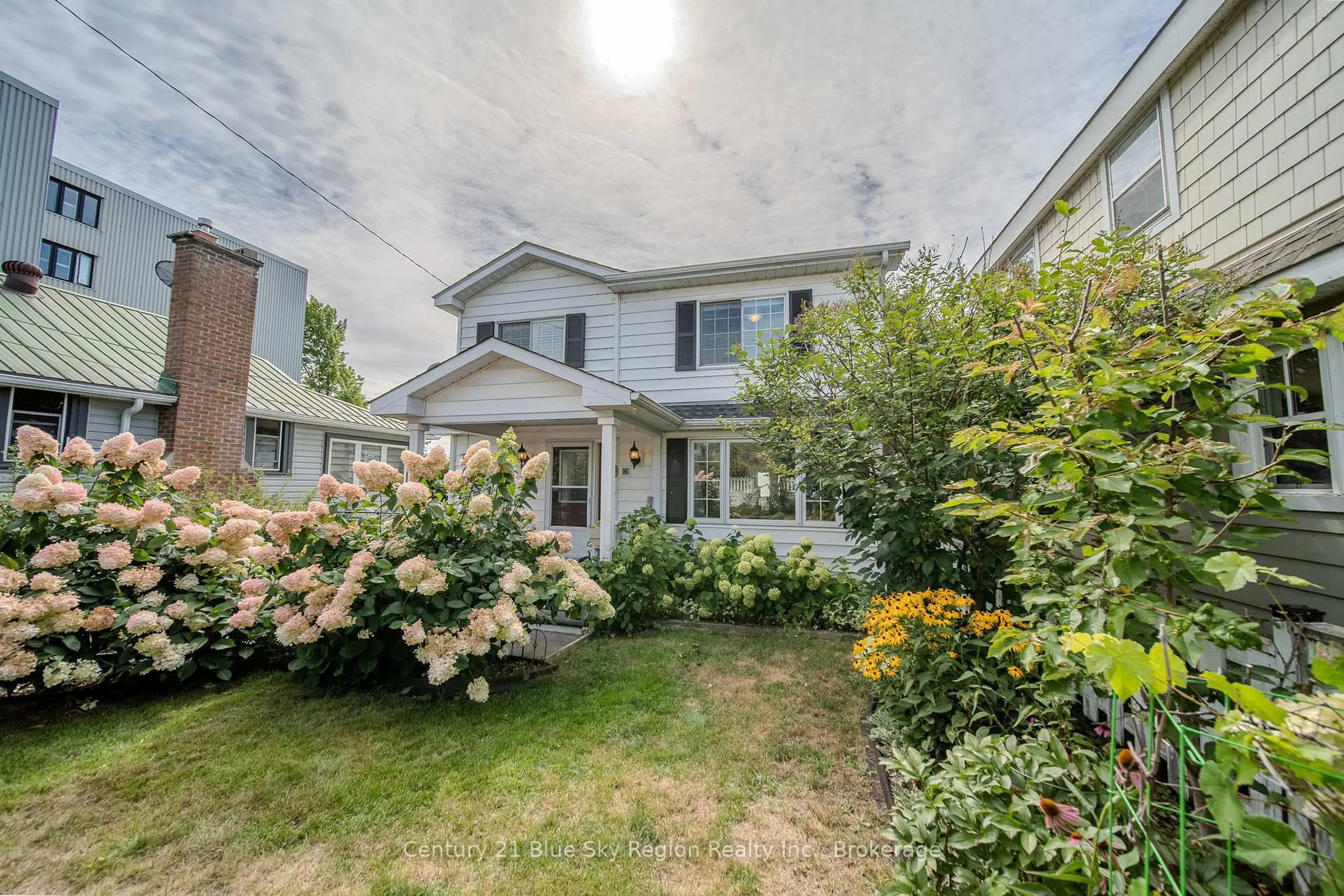 A pic from outside/outdoor area/front of a property/back of a property/a pic from drone, street for 419 William St, North Bay Ontario P1A 1X6