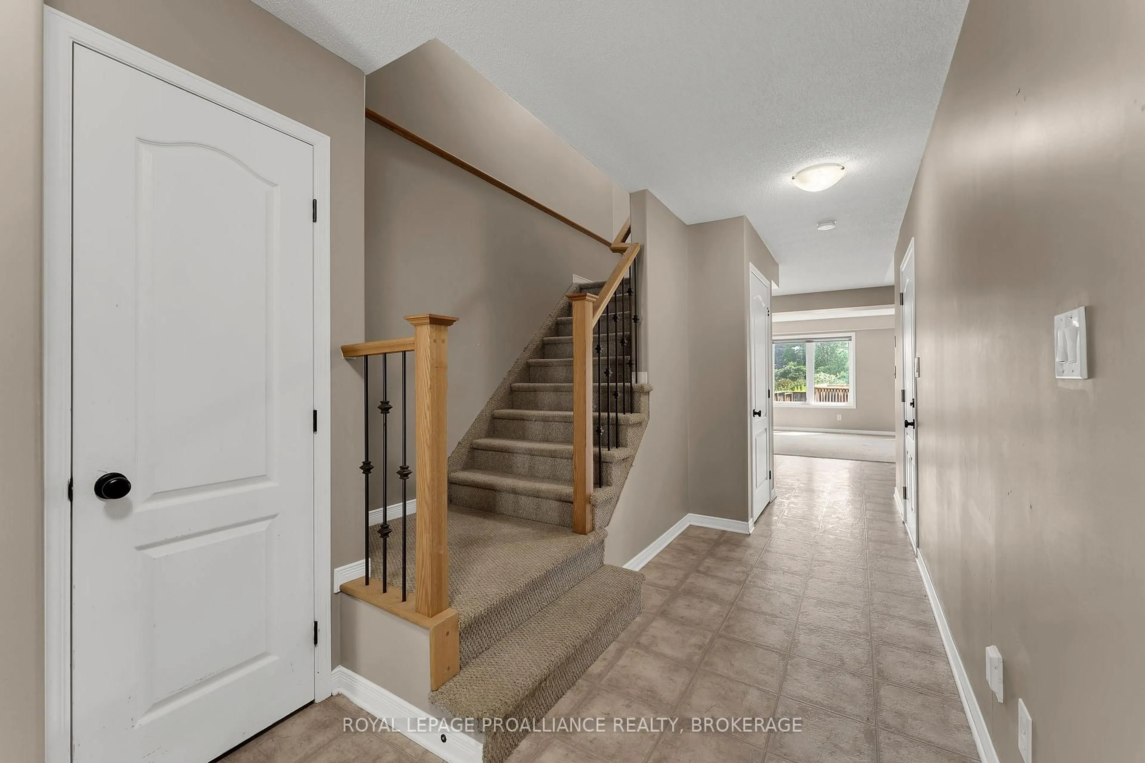 Indoor entryway for 1576 Crimson Cres, Kingston Ontario K7P 0J3