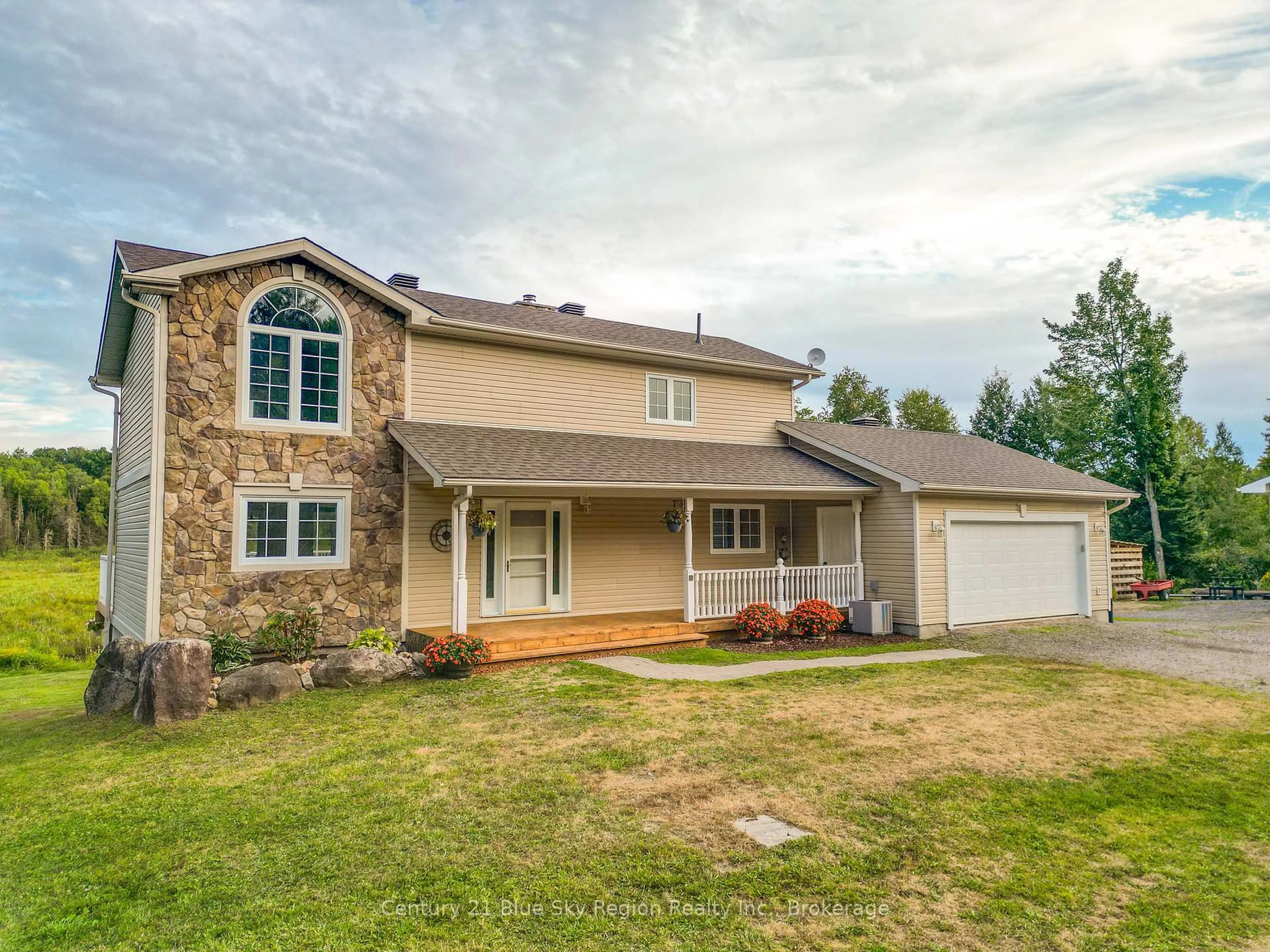Home with vinyl exterior material, street for 43 Derland Rd, East Ferris Ontario P1B 8Z4