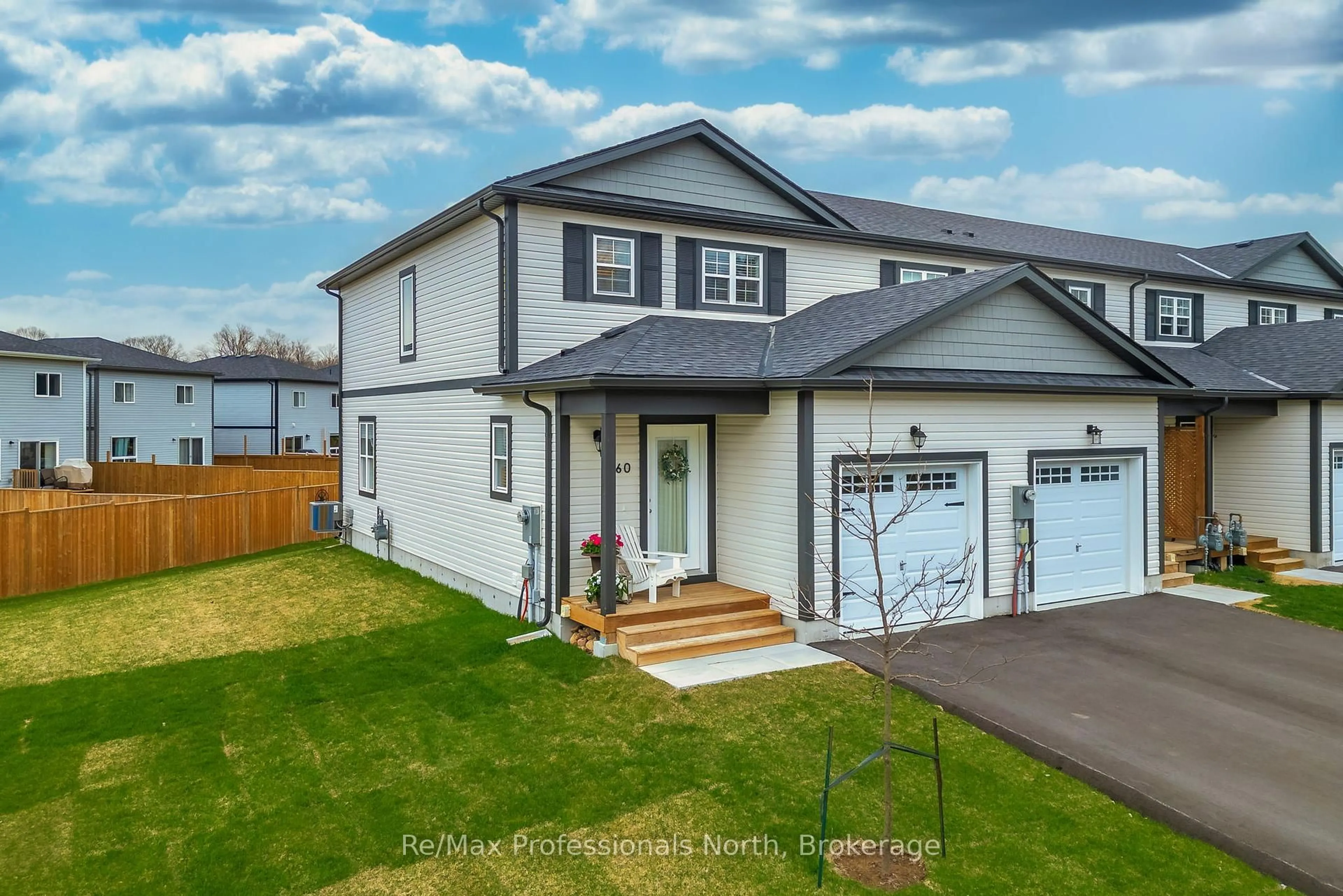 Home with vinyl exterior material, street for 160 Daffodil Crt, Gravenhurst Ontario P1P 0B8