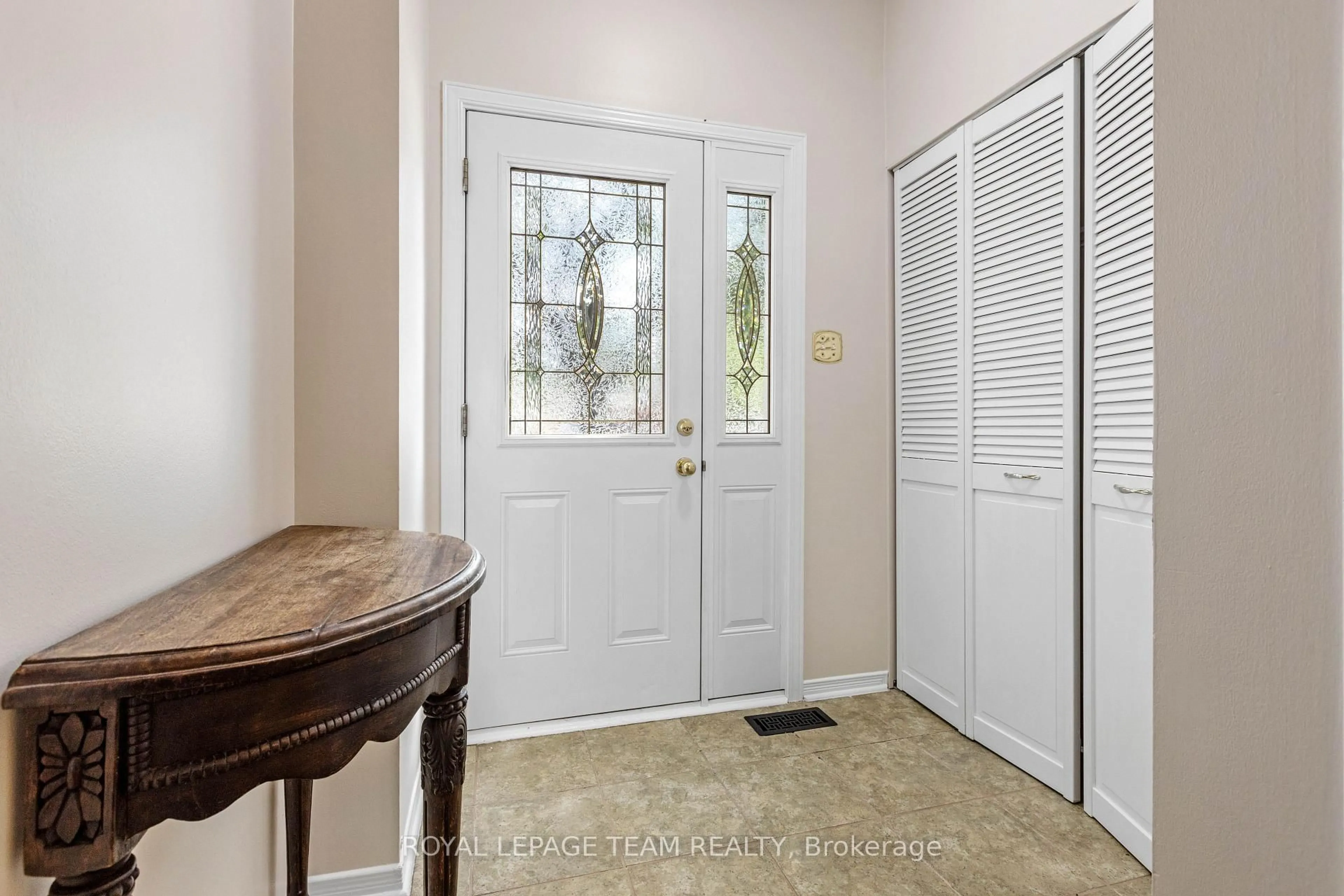 Indoor entryway for 221 Longshire Circ, Ottawa Ontario K2J 4K8