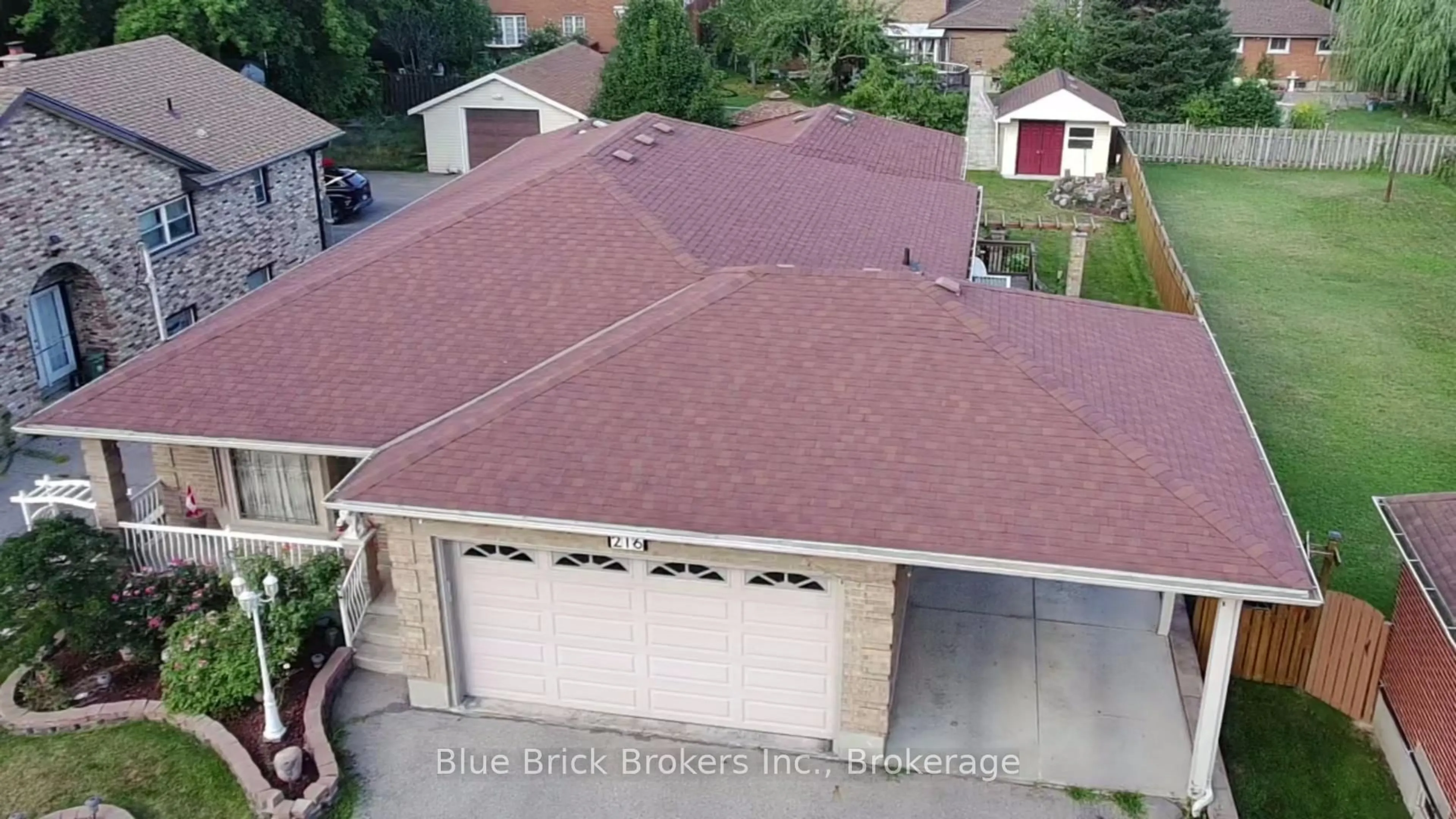 A pic from outside/outdoor area/front of a property/back of a property/a pic from drone, street for 216 Highbury Ave, London East Ontario N5Z 2W7