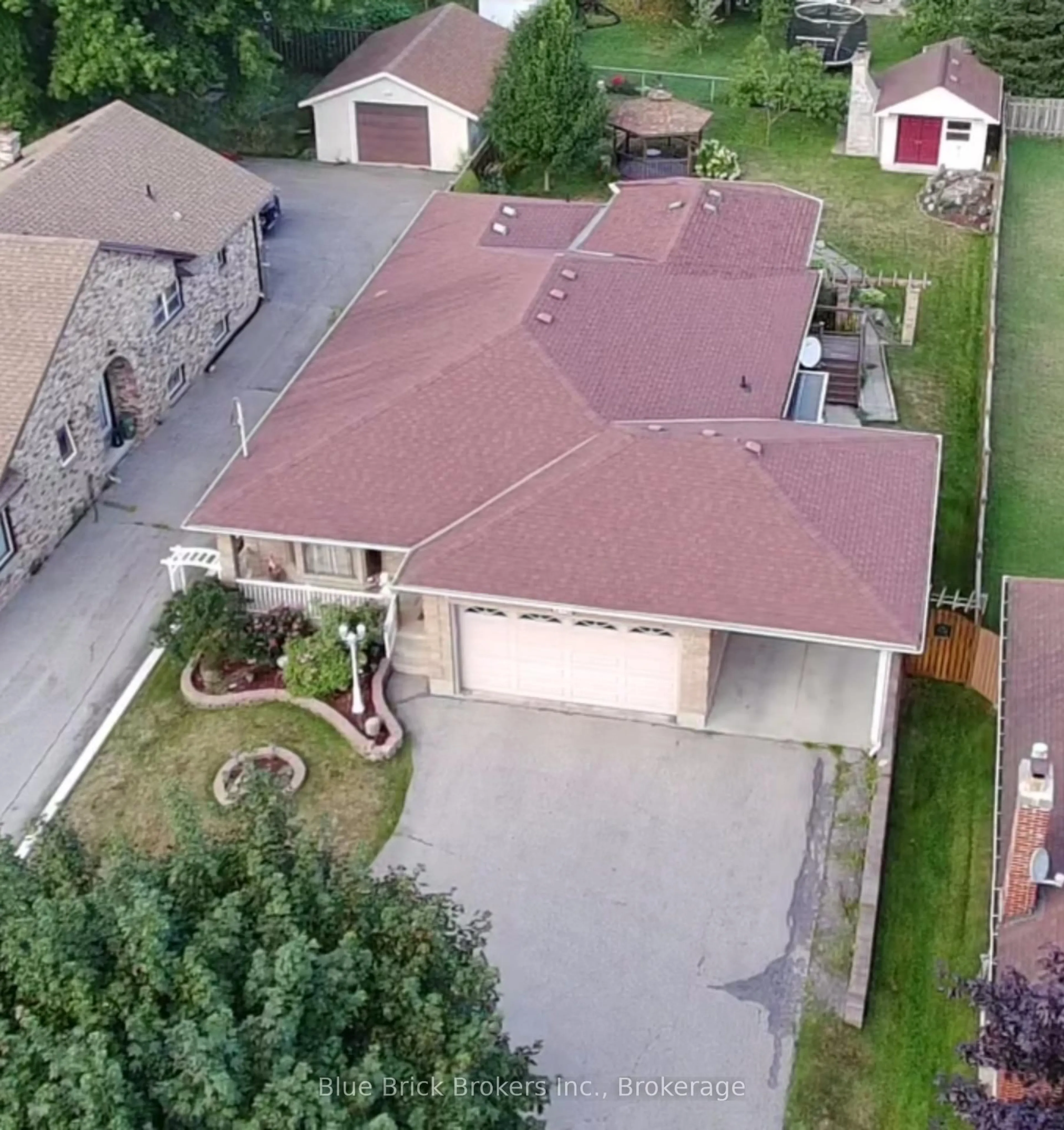A pic from outside/outdoor area/front of a property/back of a property/a pic from drone, street for 216 Highbury Ave, London East Ontario N5Z 2W7