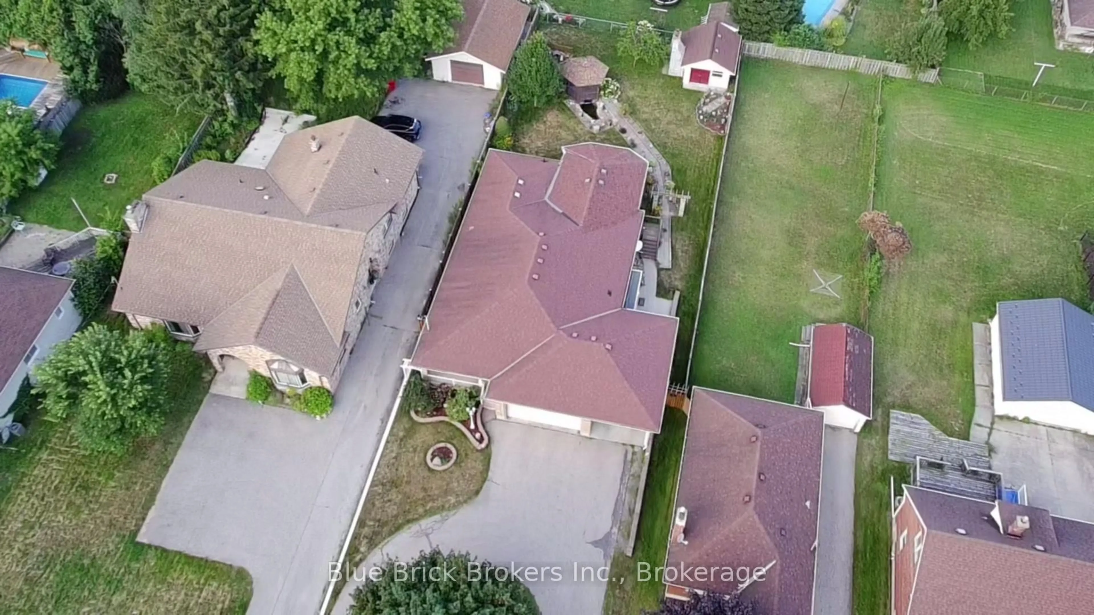 A pic from outside/outdoor area/front of a property/back of a property/a pic from drone, street for 216 Highbury Ave, London East Ontario N5Z 2W7